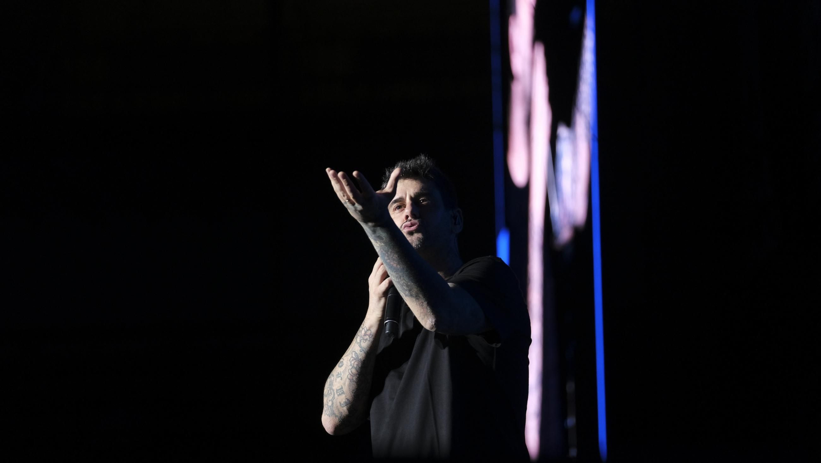 El concierto de Melendi llena de fans la Plaza de Toros de Almería, en imágenes