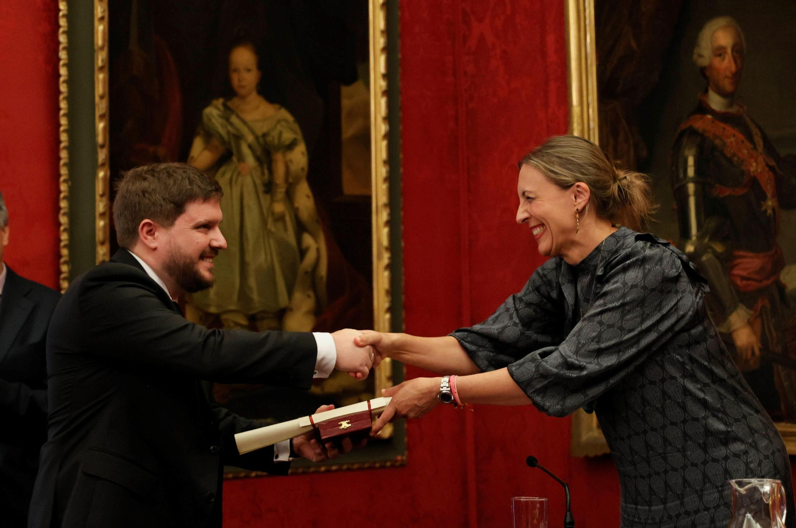 Miguel Anaya recibe el premio de manos de la viceconsejera de Universidades. Miguel Anaya recibe el premio de manos de la viceconsejera de Universidades.