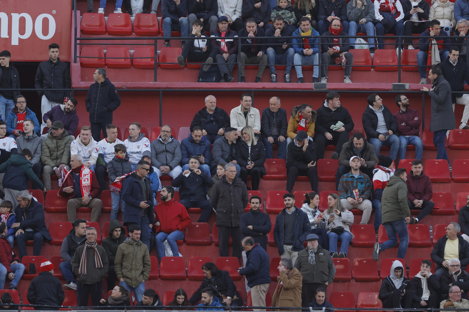 Búscate en las fotos del Sevilla-Elche