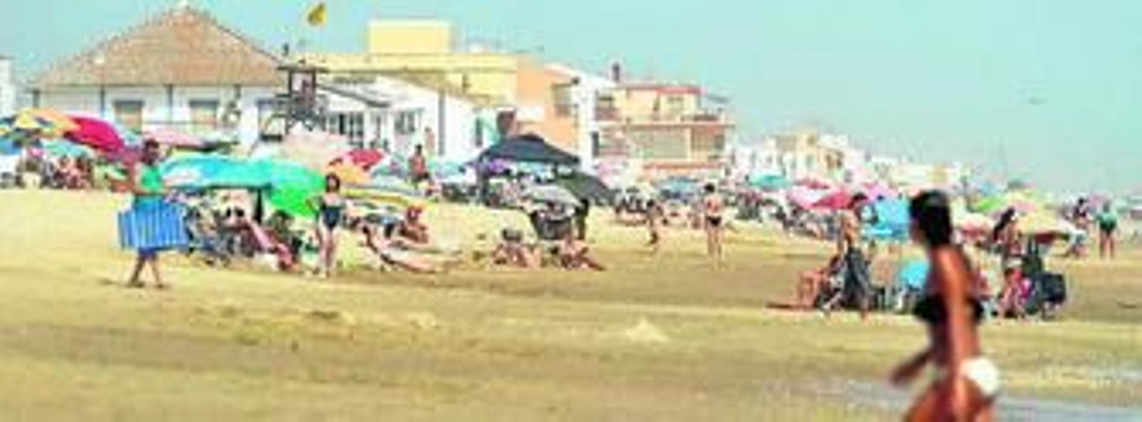 Viviendas en primera línea en la playa de La Antilla, en el municipio lepero.