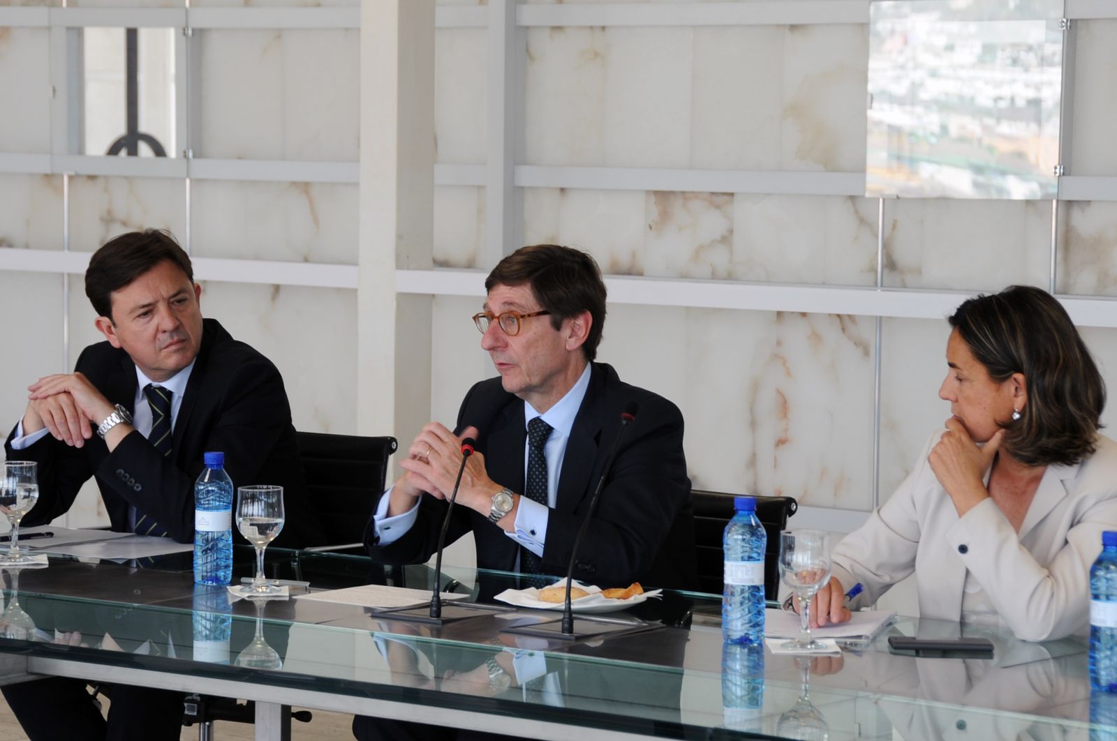 Joaquín Holgado, director Territorial de Andalucía; José Ignacio Goirigolzarri, presidente de Bankia, y Amalia Blanco, directora de Comunicadión y Relaciones Externas del Banco, ayer en Granada