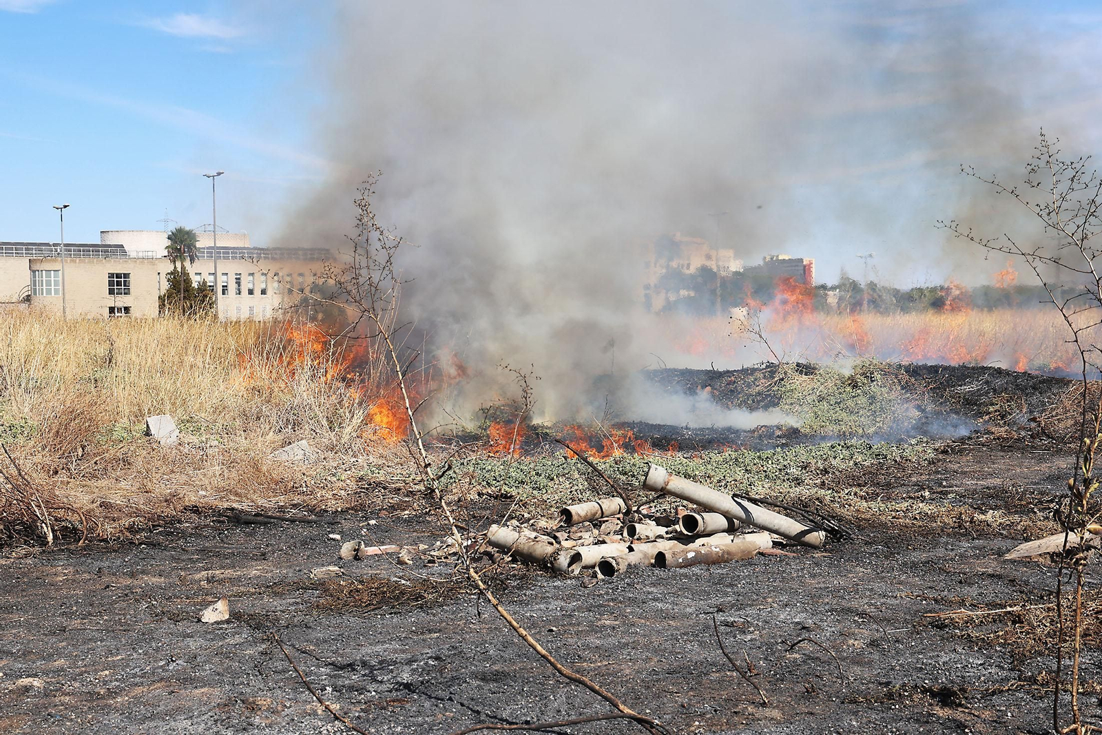 Imágenes del incendio junto al Hospital Juan Ramón Jiménez y el campo de fútbol de El Torrejón en Huelva