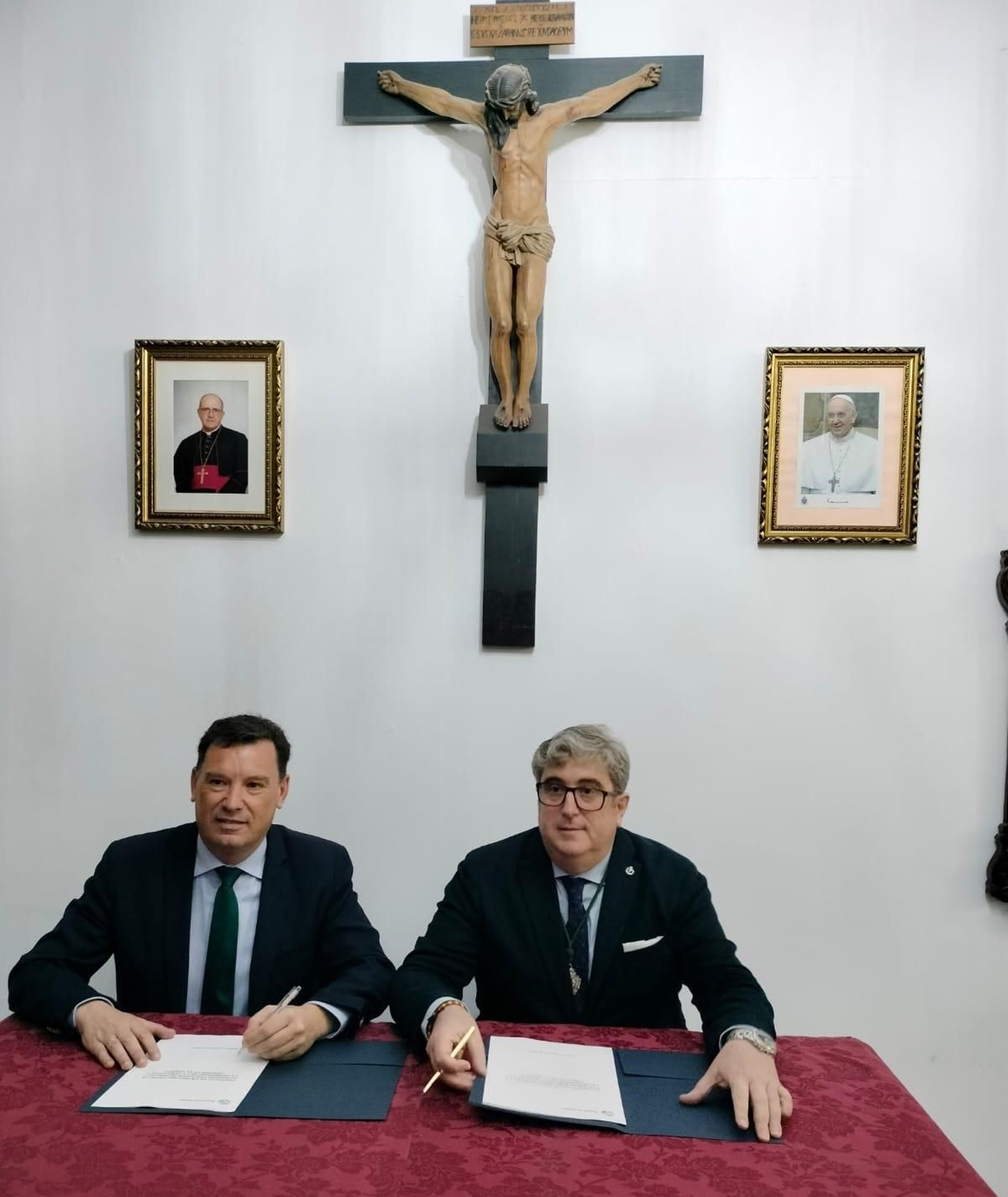 Acto de la firma ante la sagrada imagen del Santísimo Cristo de la Vera+Cruz.