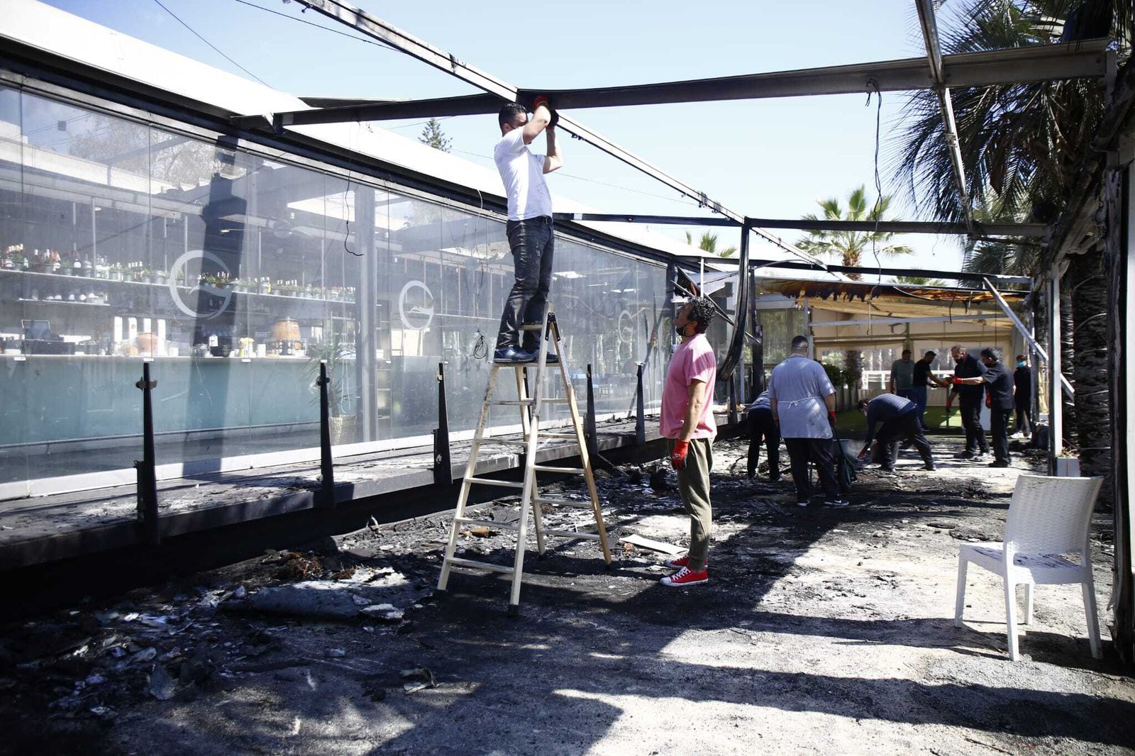 Las fotos de la terraza de un restaurante calcinada tras un incendio