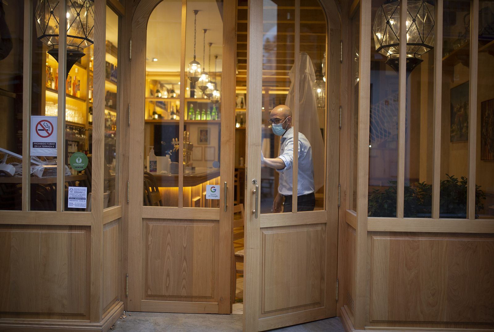 El cierre de los comercios y la hostelería se adelantan en Sevilla