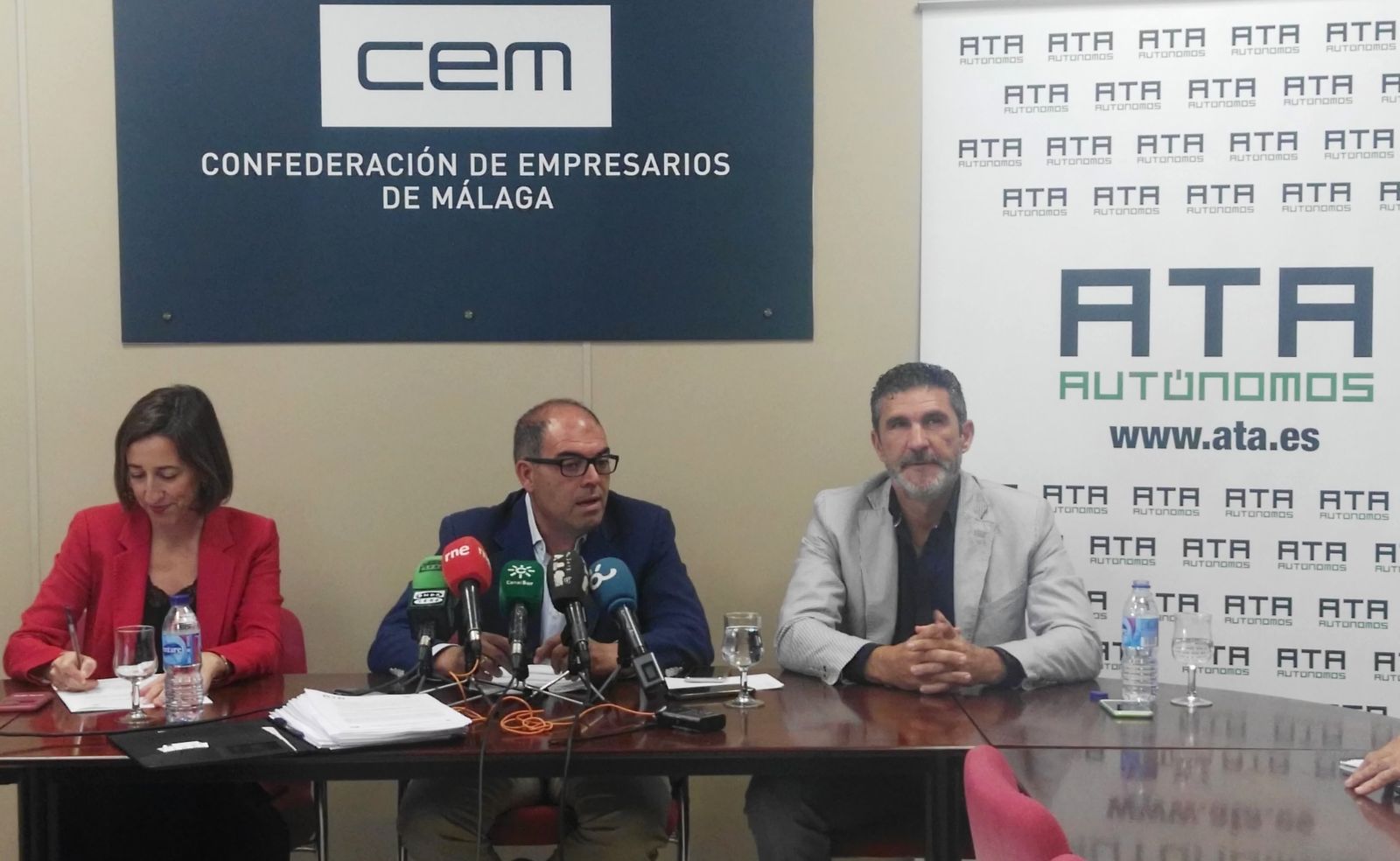 El presidente de ATA, Lorenzo Amor, presenta los datos del barómetro junto a la vicepresidenta de la CEM, Natalia Sánchez