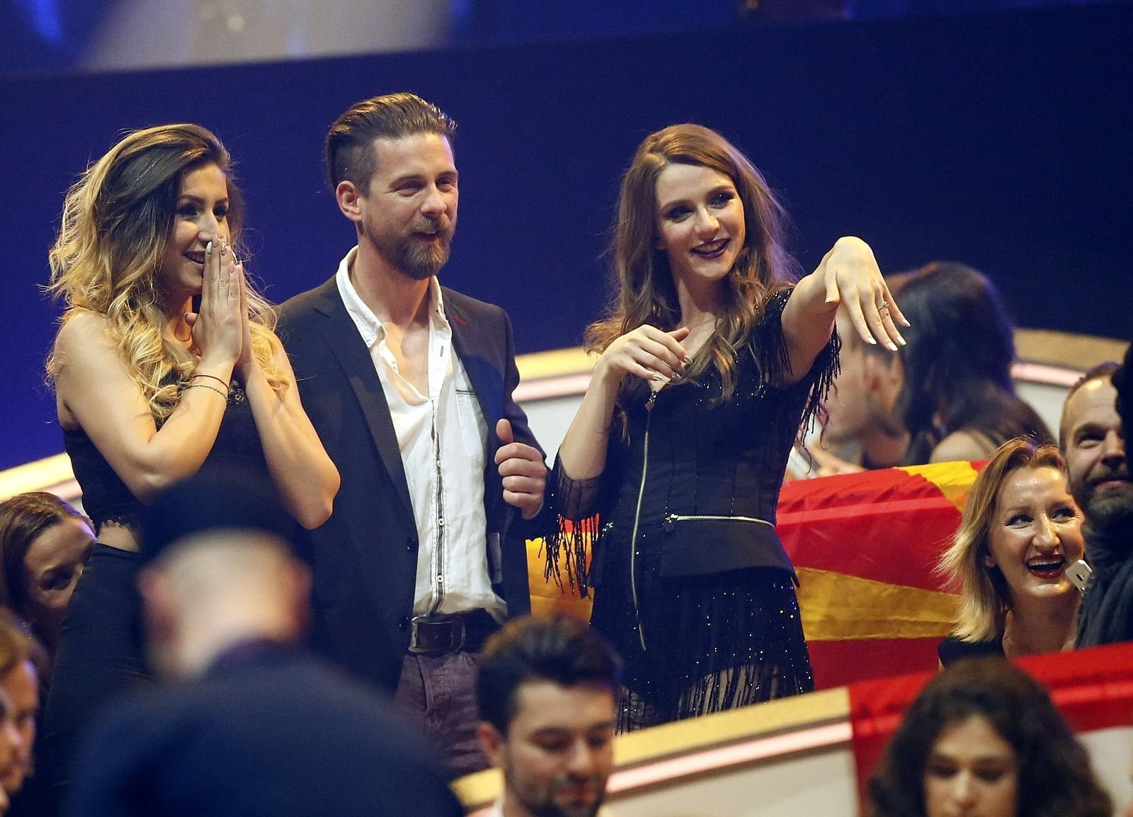 Jana Burceska muestra orgullosa su anillo de compromiso.