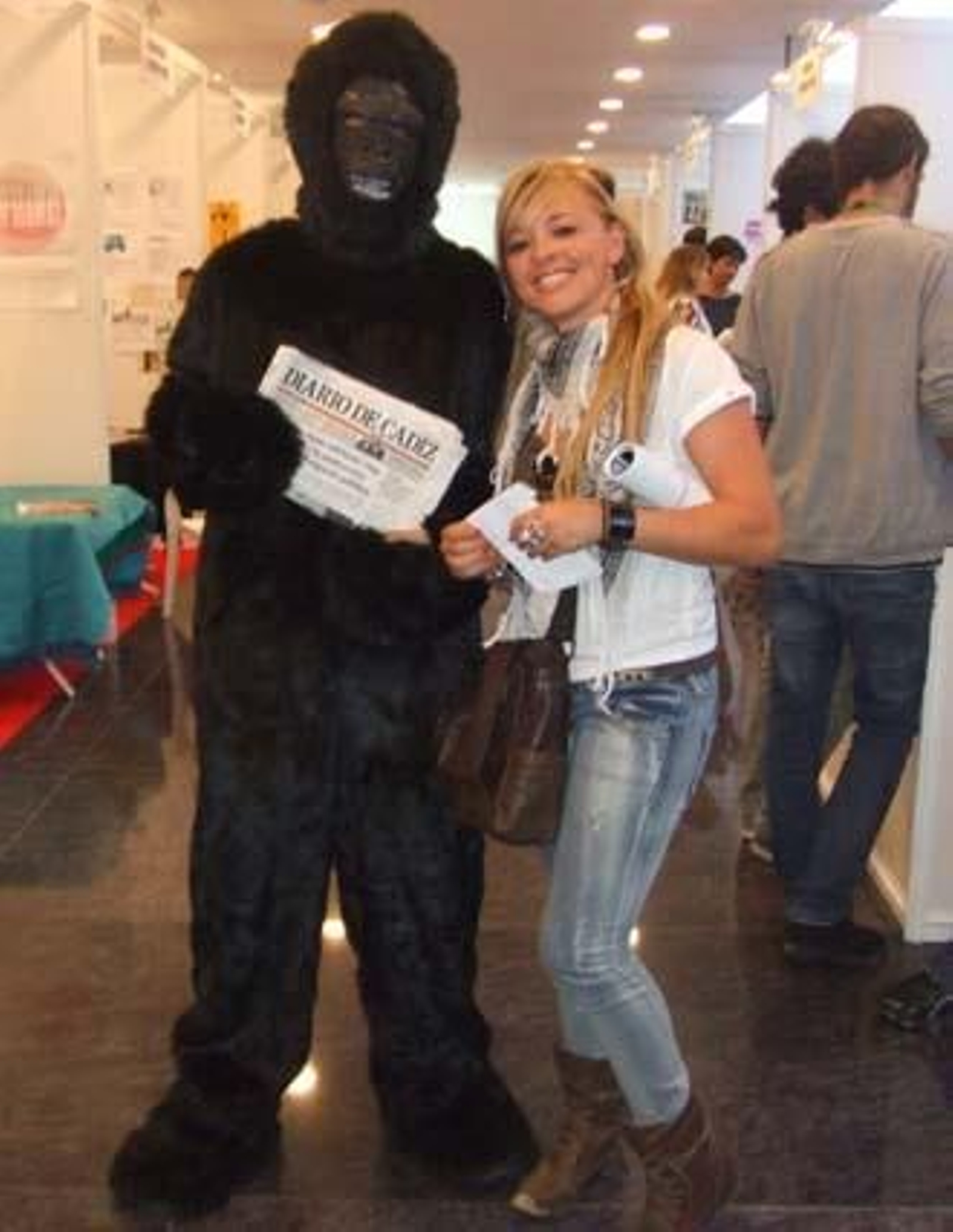 Iba para hombre, pero se quedó en mono. Eso sí, un mono muy leído, que va con su Diario a todas partes. Si te encontraste con nuestro particular monkey el sábado, búscate en esta galería. 

Foto: Senda