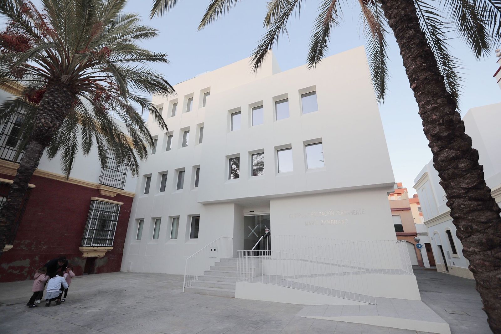 La escuela de adultos, tras la retirada de las vallas de obra.