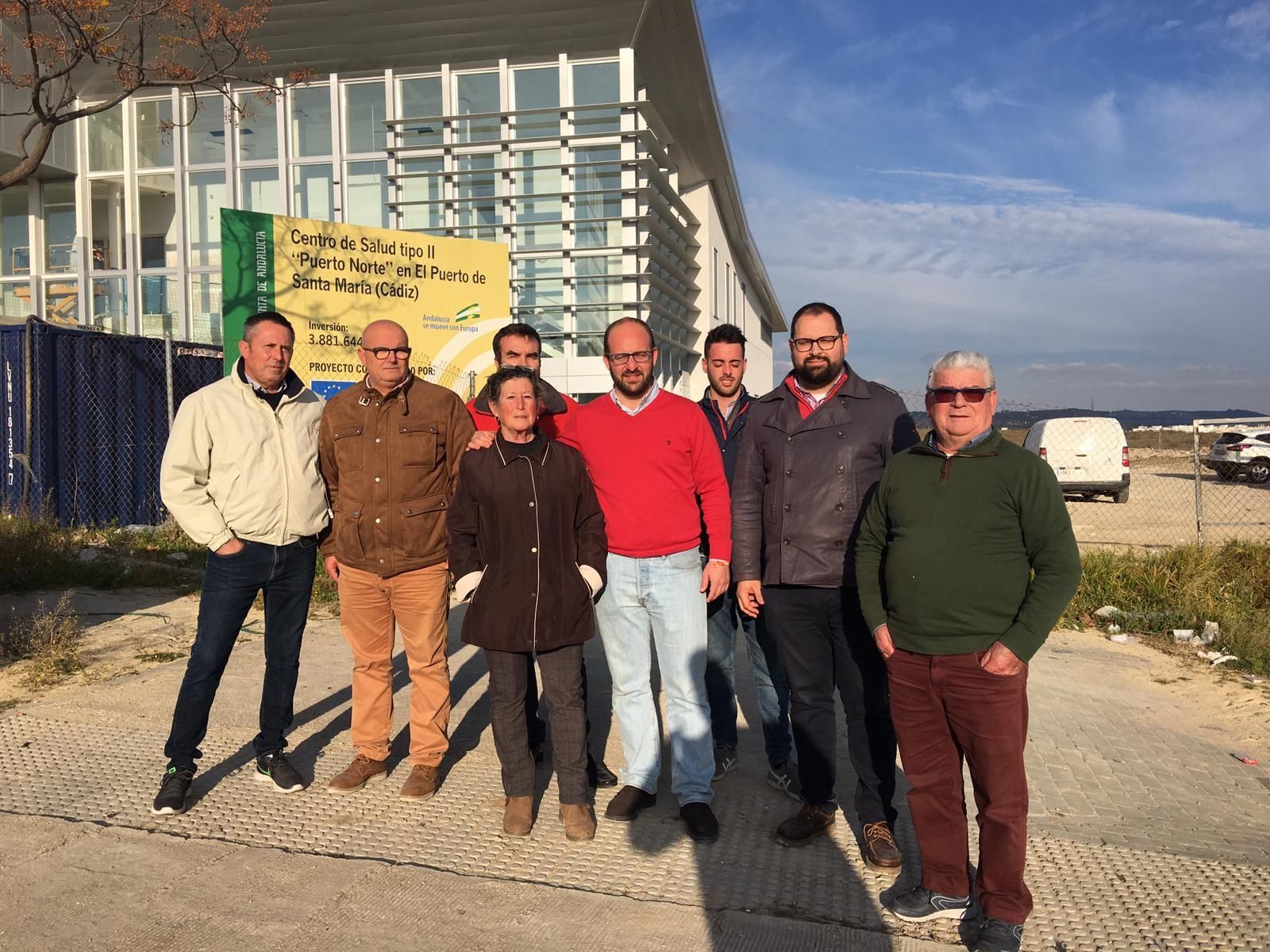 Los responsables del PP local, con representantes vecinales junto al nuevo centro de salud.
