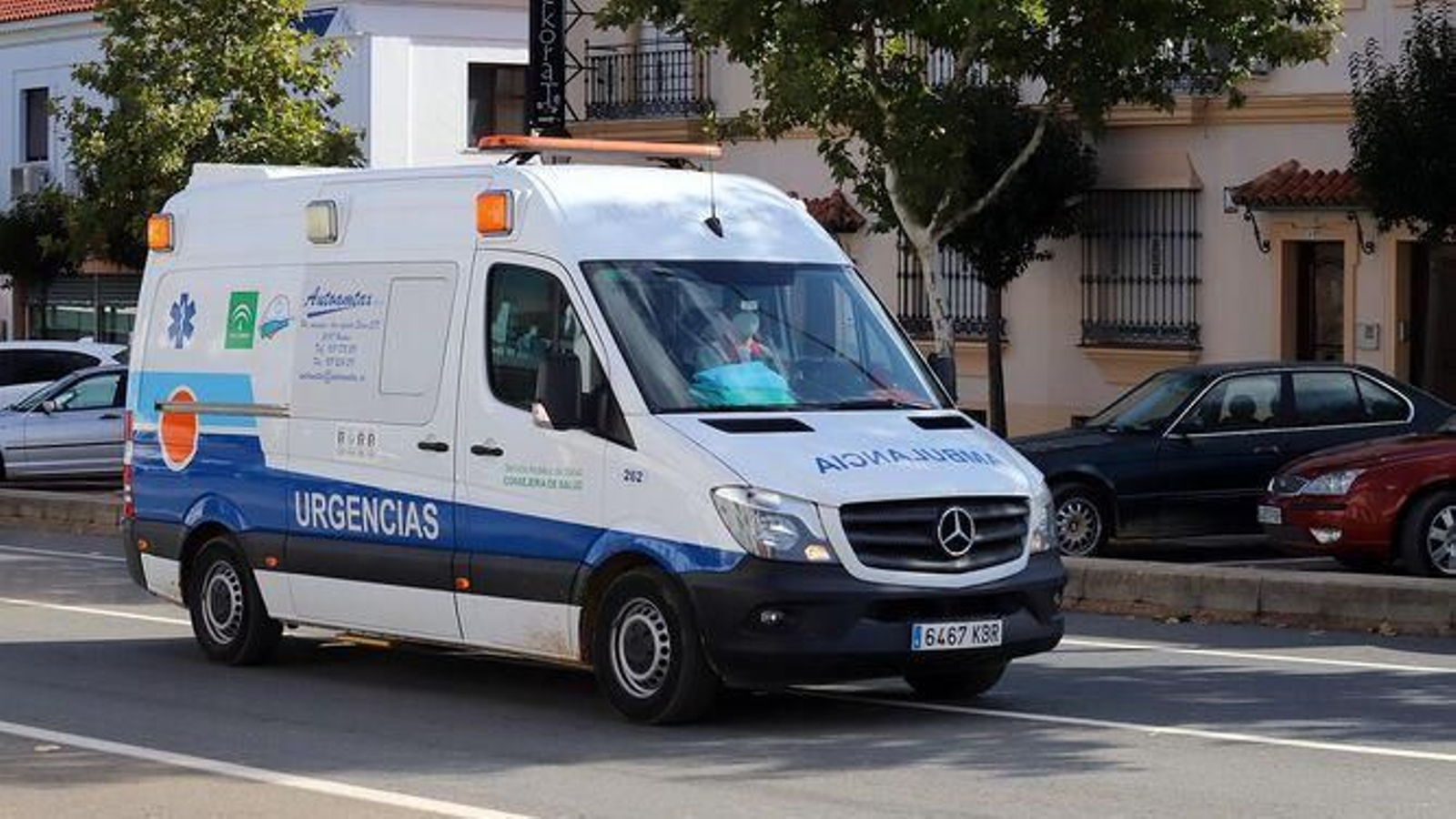 Una ambulancia circula por las calles de Lepe en una imagen de archivo.