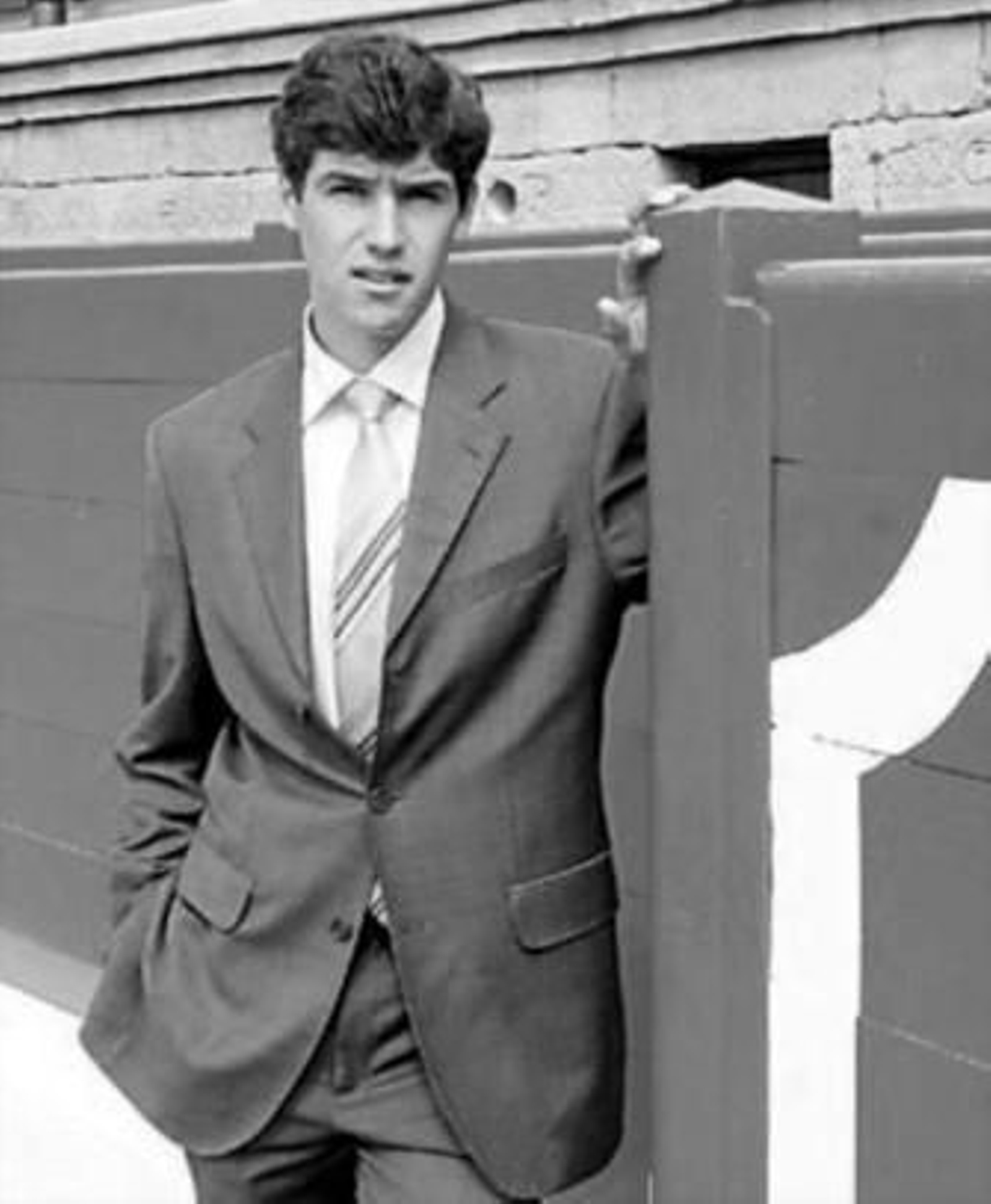 Agustín de Espartinas en la plaza de su pueblo, donde se doctorará.