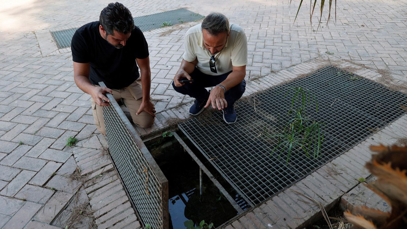 Sergio, junto al agente de Salud Pública del distrito Aljarafe, Jesús Senent.
