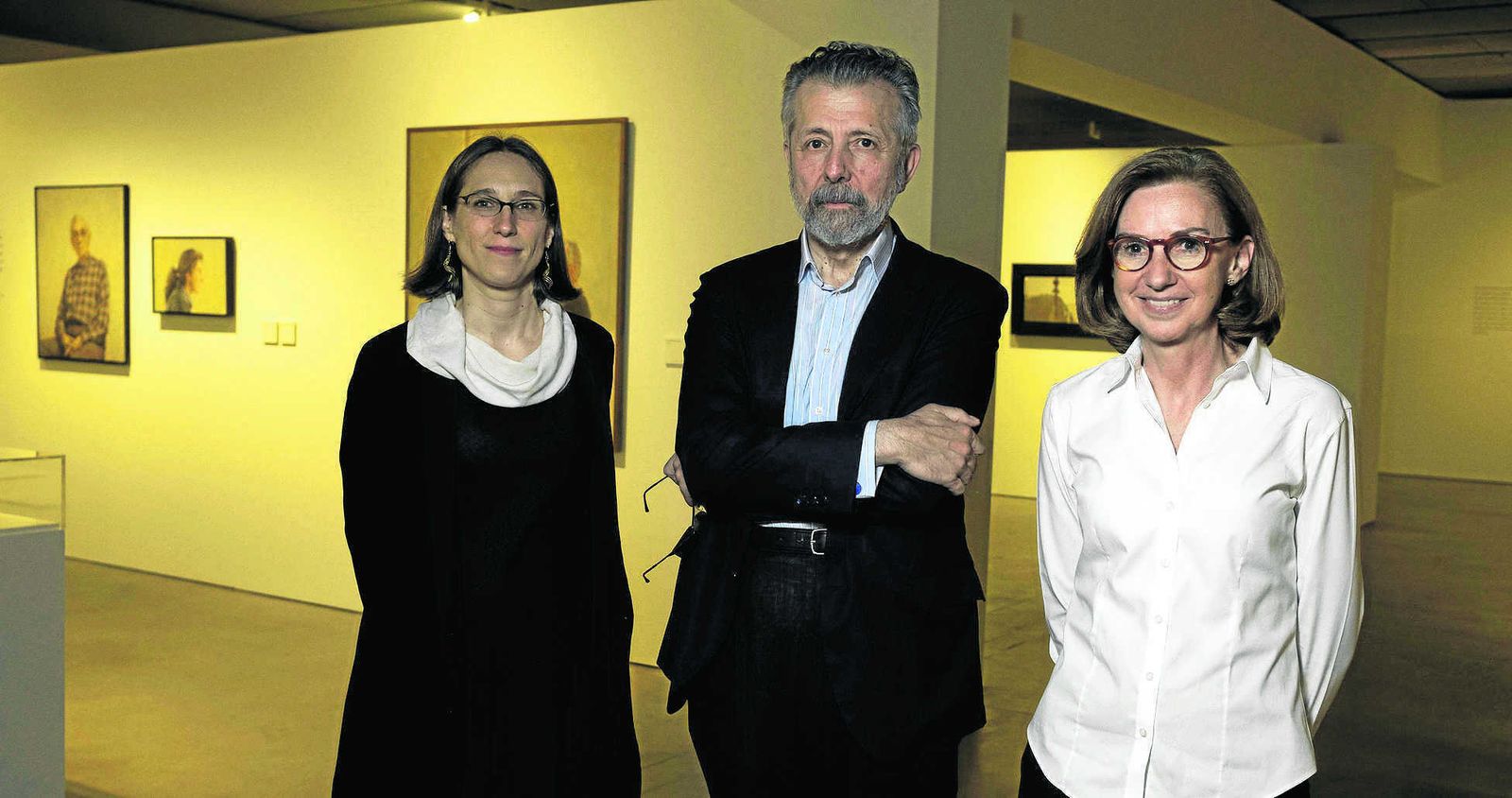 Hernán Cortés junto a las comisarias, Beatriz Cordero y Lola Jiménez-Blanco.