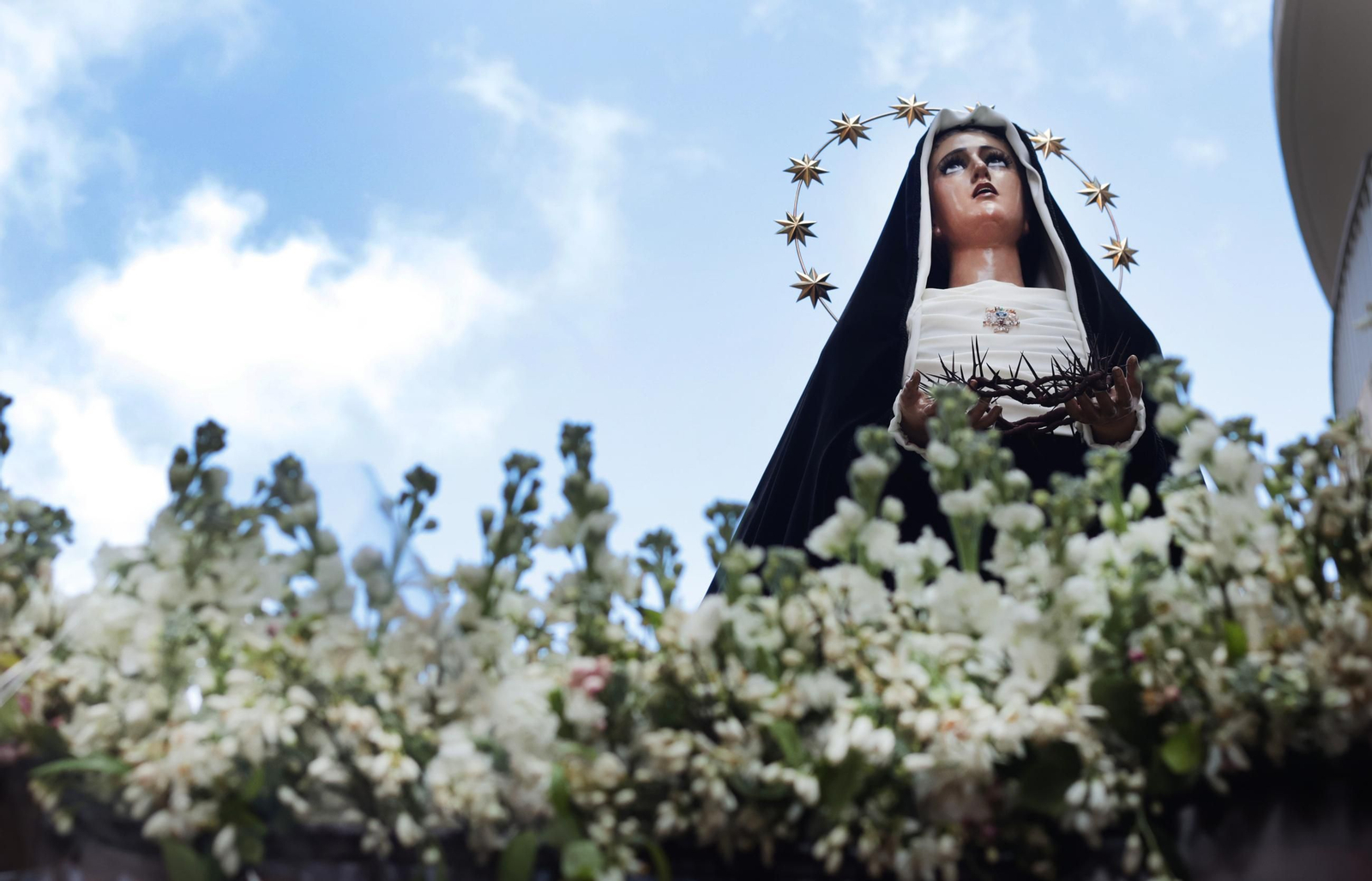 Imágenes de la Hermandad de Amor y Sacrificio en el Lunes Santo de Jerez 2025