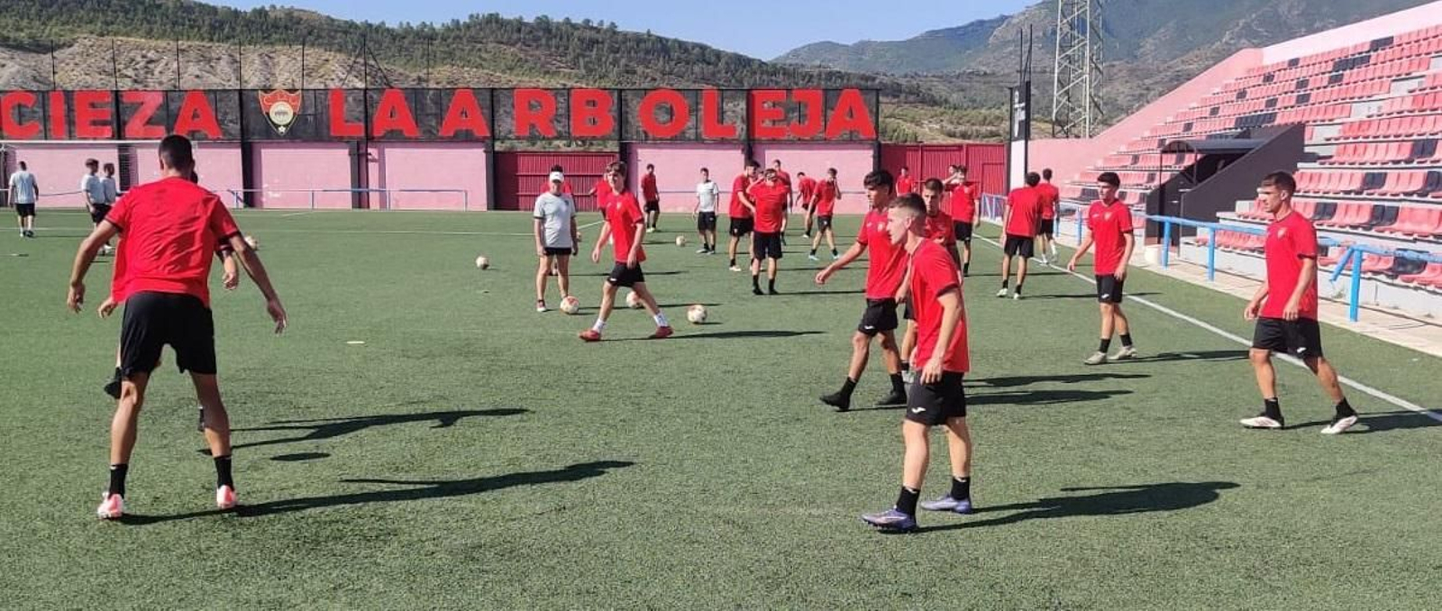 Los jugadores del Cieza, durante una sesión en La Arboleja.