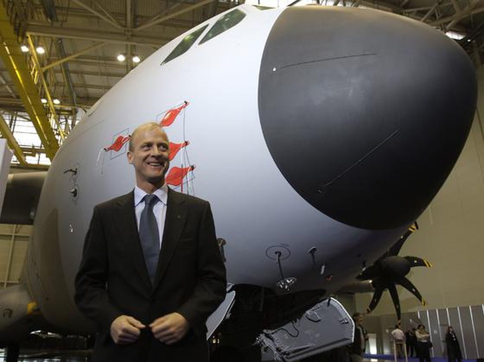 El presidente de EADS, Louis Gallois, acompañado del presidente de Airbus, Thomas Enders y el presidente de la división militar del fabricante europeo de aviones, Domingo Urena-Raso, ha fijado el 31 de enero de 2010 como fecha final para las negociaciones con los gobiernos europeos.

Foto: Agencias/ Jose Ángel García