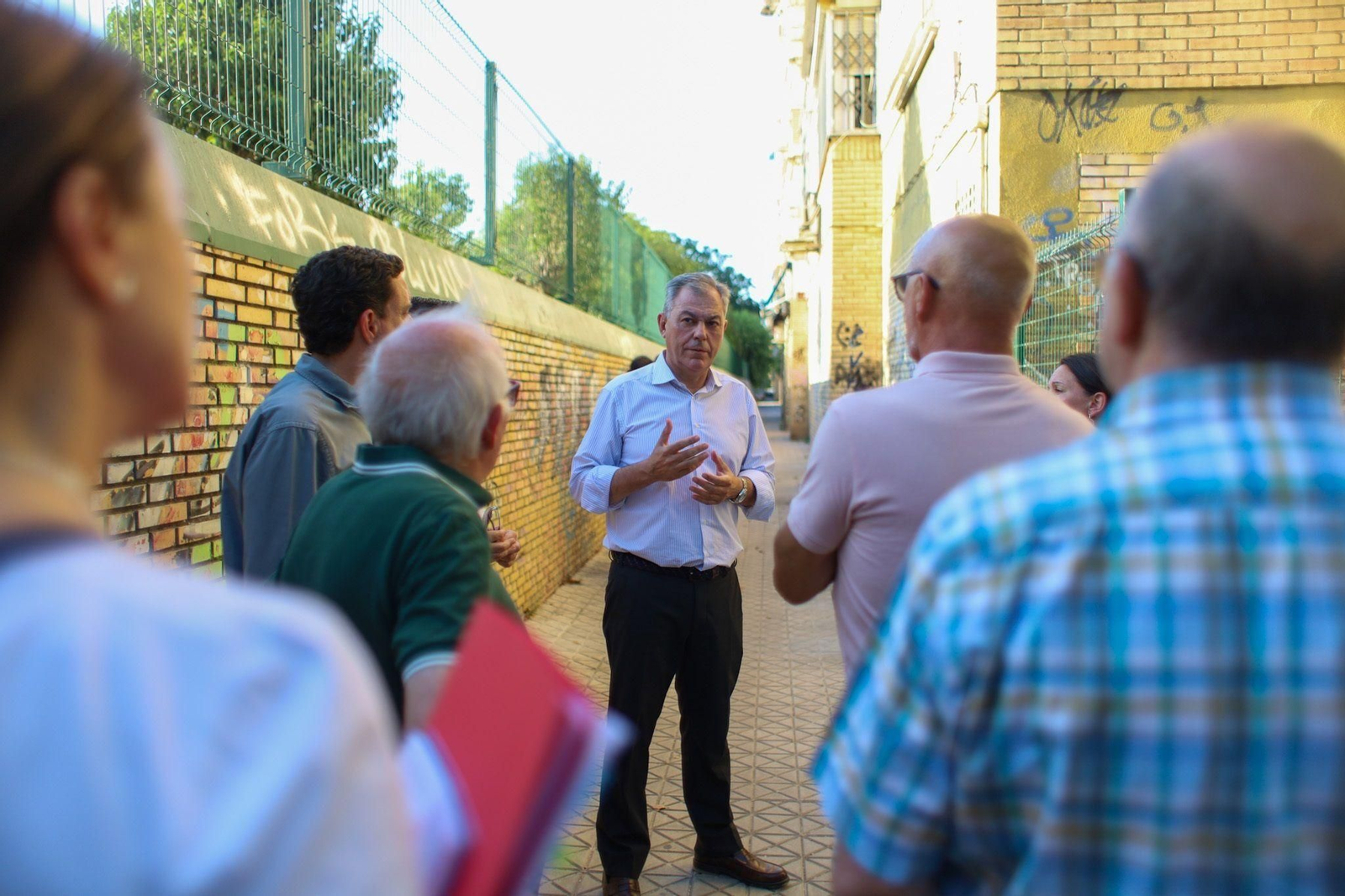 José Luis Sanz con los vecinos de la barriada Los Mares, en Pino Montano.