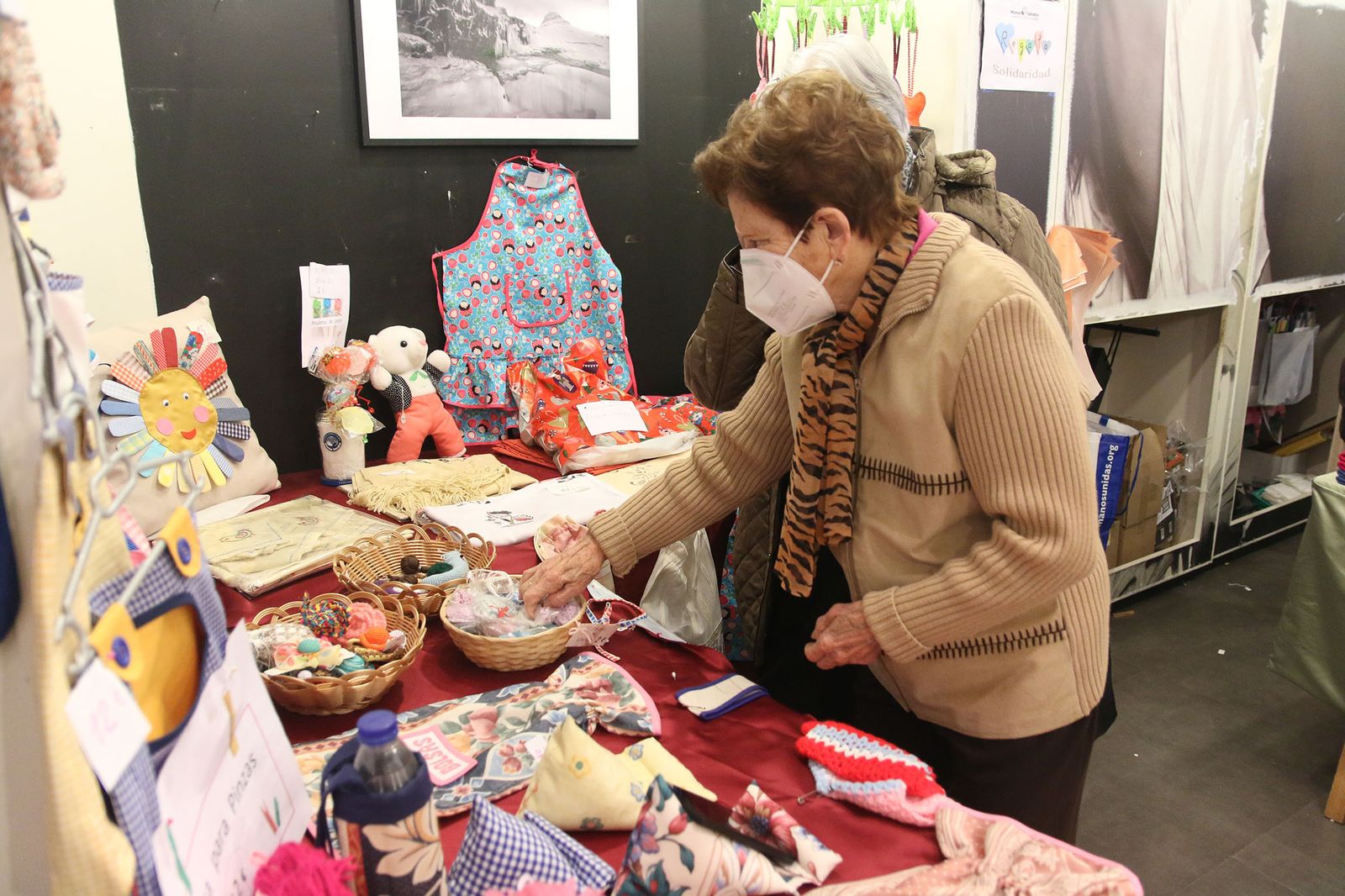 Mercadillo solidario de Manos Unidas en el Paseo de Almería 73.