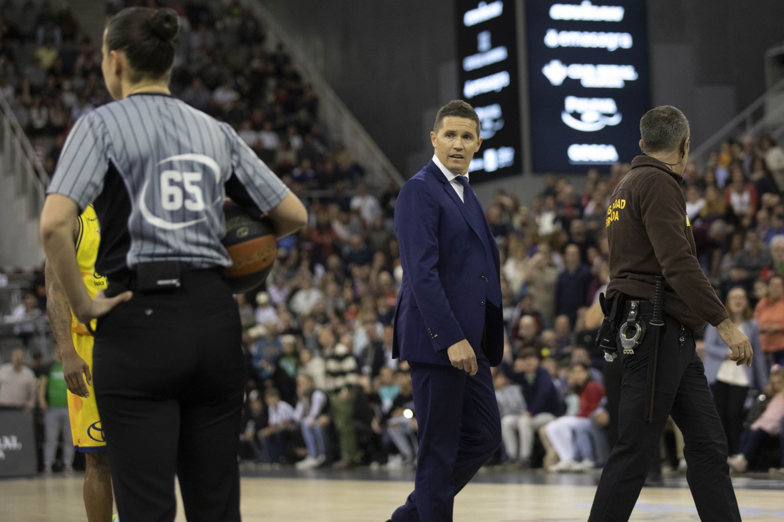 Lakovic mira desafiante a la colegiada Esperanza Mendoza.