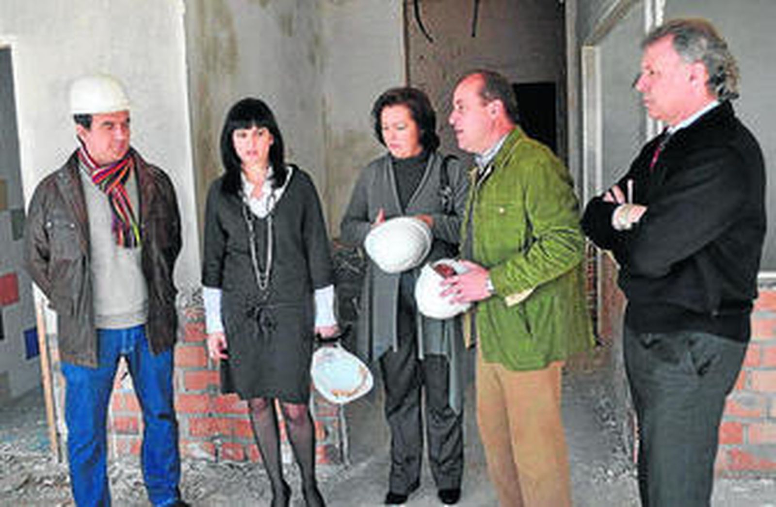 Visita de las dos delegadas y del alcalde a las obras de la escuela.