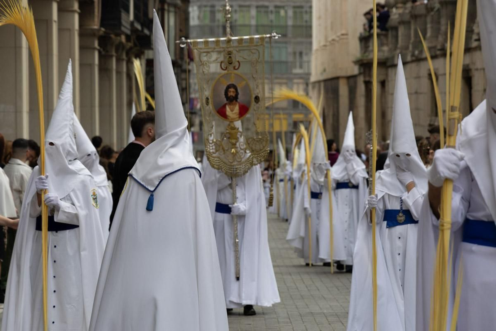 Los jiennenses se echan a la calle para presenciar la primera de las procesiones de la jornada: la Borriquilla (II)