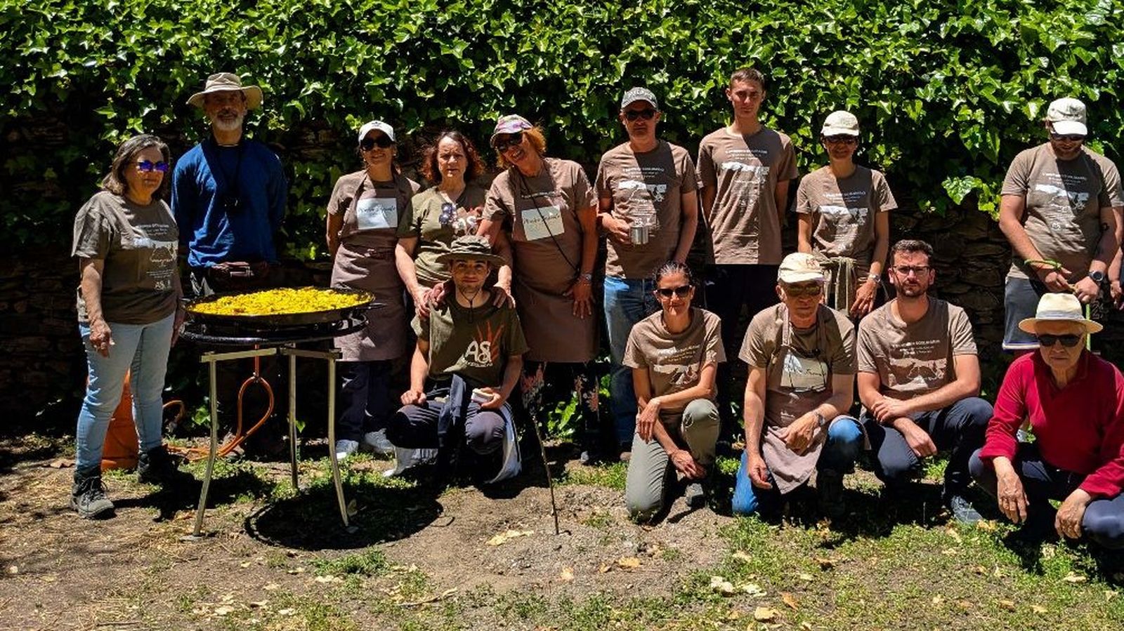 Foto de familia de los participantes en el sendero.