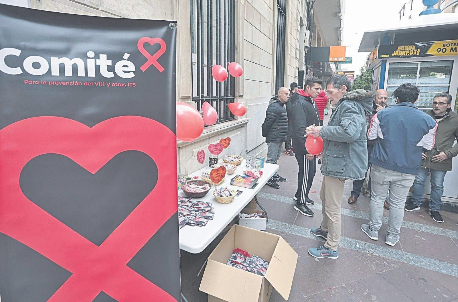 Reparto de preservativos e información sexual.