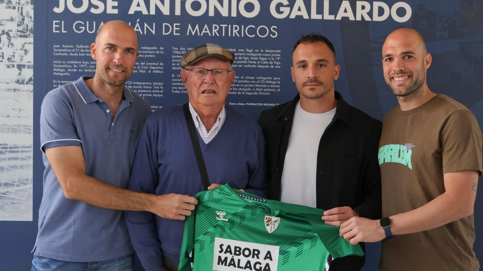 La entrega de la camiseta a la familia Gallardo por parte de Alfonso Herrero.