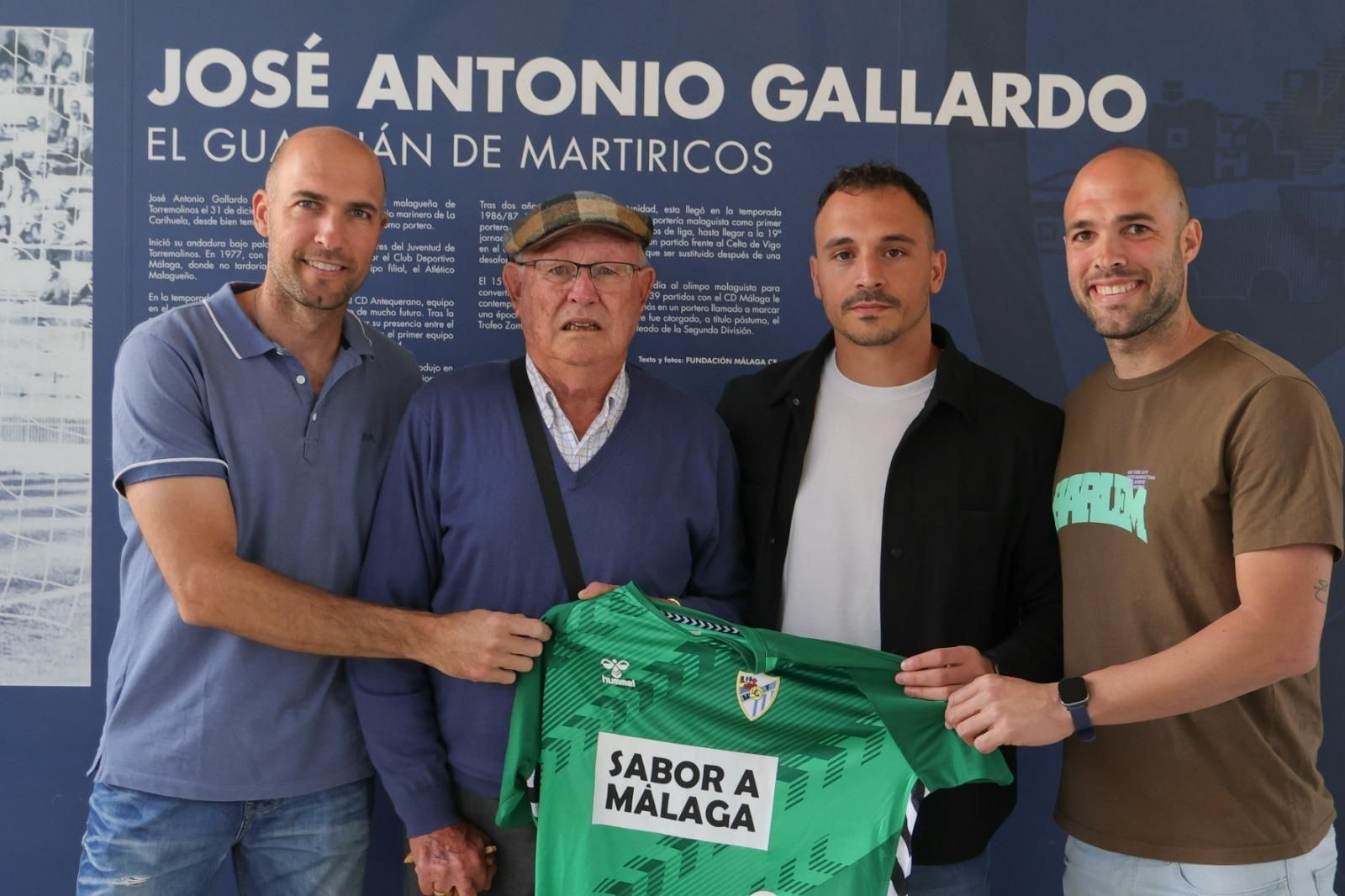 La entrega de la camiseta a la familia Gallardo por parte de Alfonso Herrero La entrega de la camiseta a la familia Gallardo por parte de Alfonso Herrero