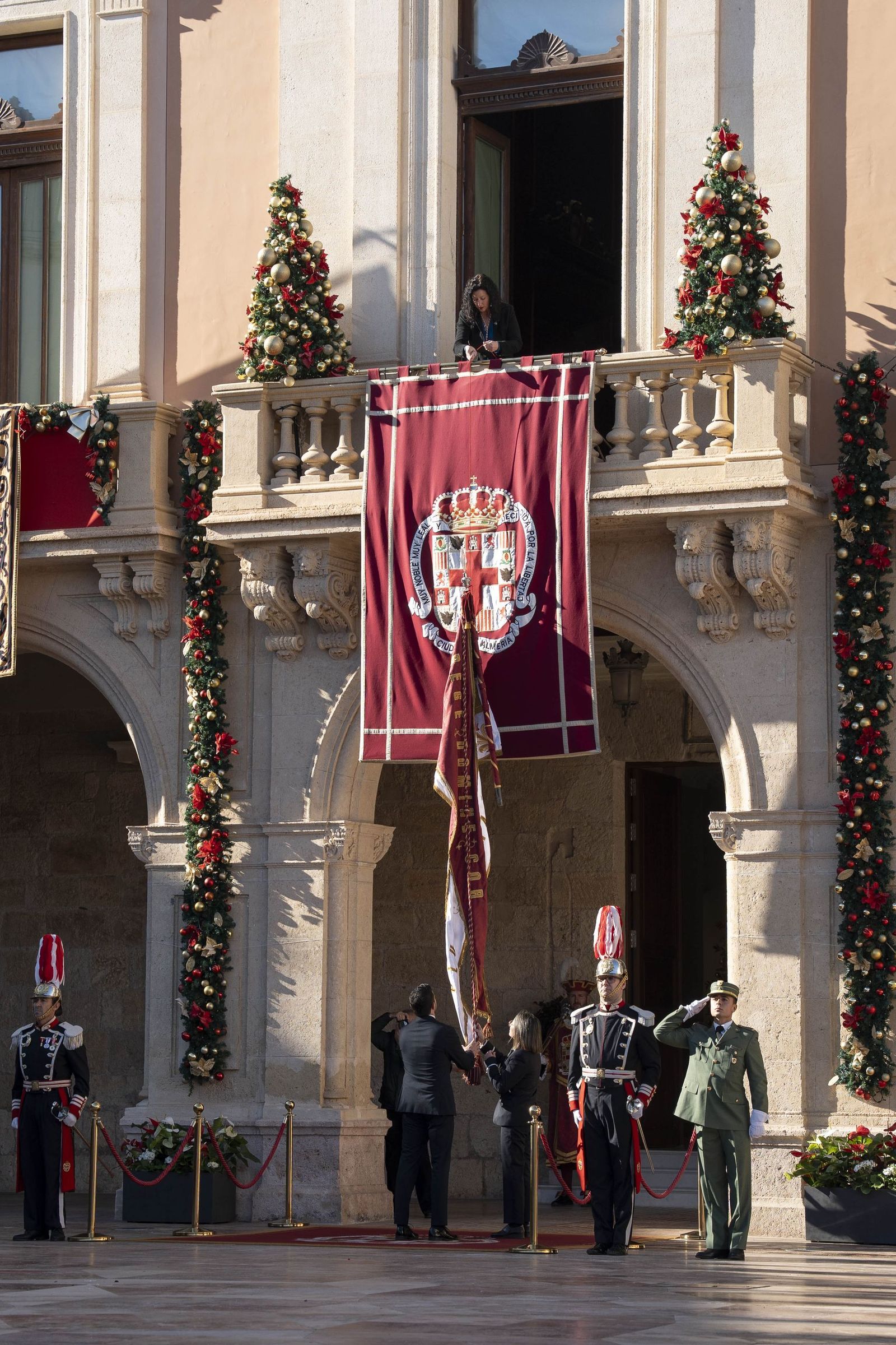 El Pendón vuelve a alzarse en Almería: memoria y ciudad bajo la luz de diciembre