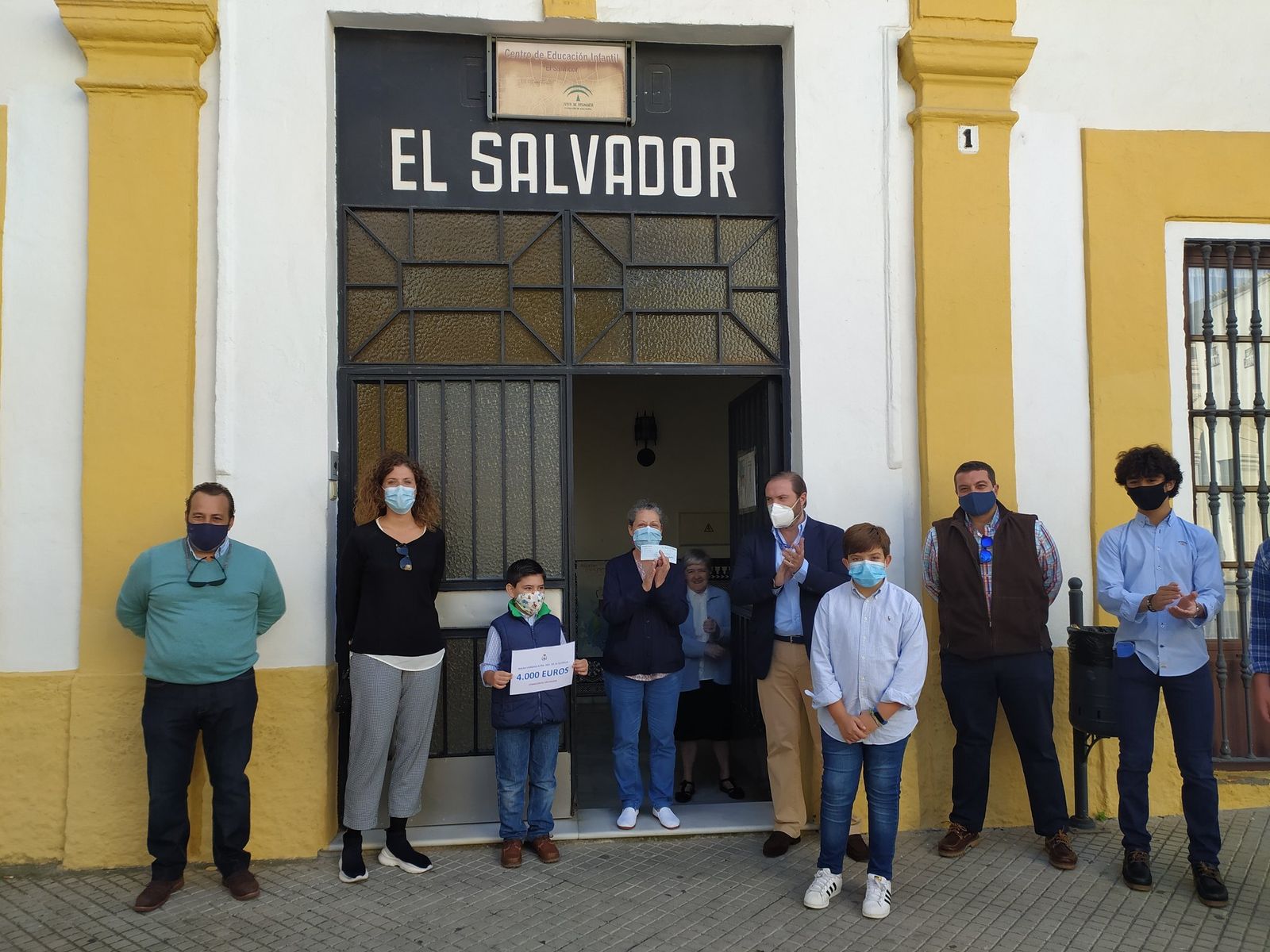 Hermanos de la Borriquita, con Sor Teresa tras entregar hoy 4.000 euros a las Hermanas de la Caridad.