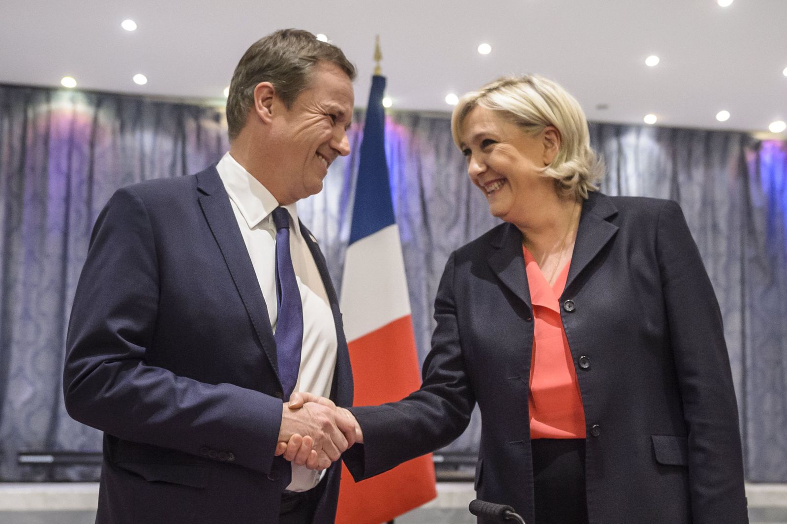 La candidata a la presidencia francesa Marine Le Pen, ayer, junto al eurófobo Nicolas Dupont-Aignan.