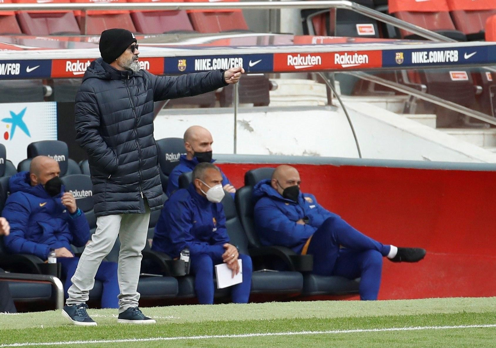 Álvaro Cervera da indicaciones en la banda, junto al banquillo visitante del Camp Nou.