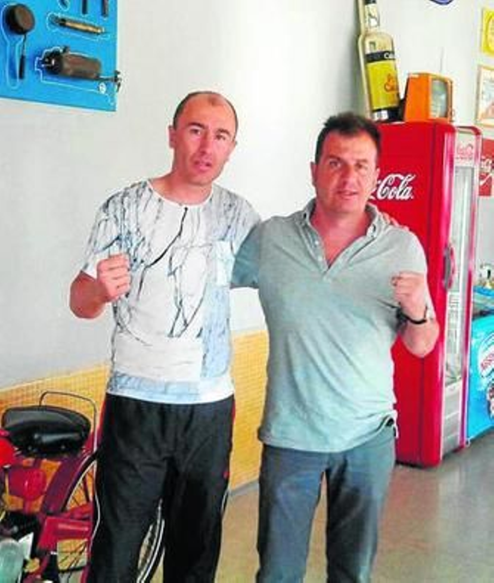 Guillermo Ortega (derecha), junto al boxeador Raúl Asencio.