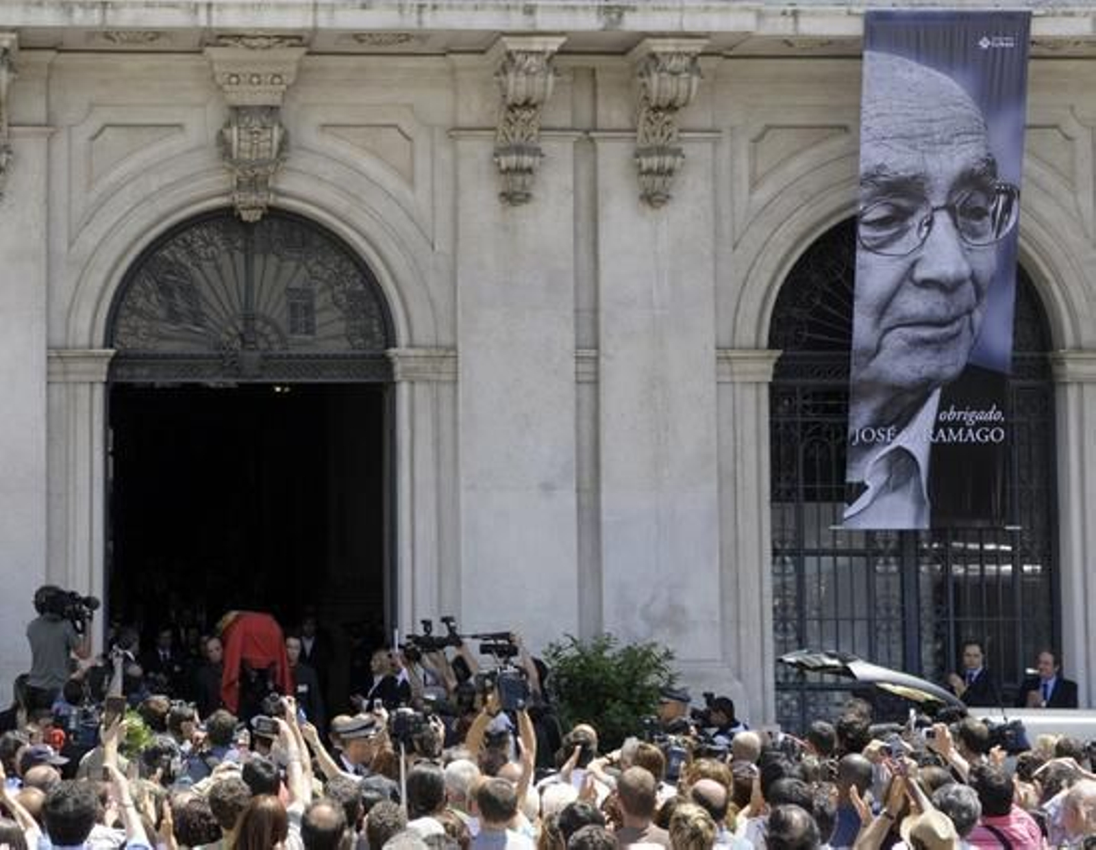 Intelectuales, políticos y cientos de portugueses se despiden del escritor.

Foto: EFE/ AFP/ Reuters