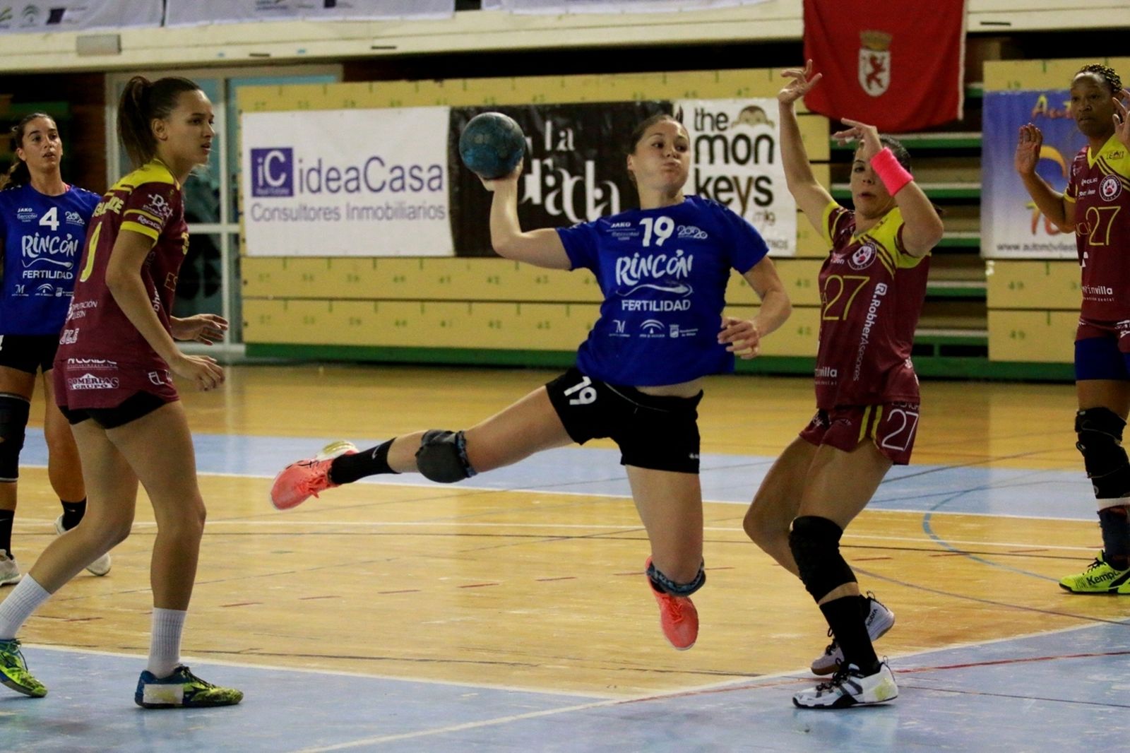 Sole López finaliza un contragolpe.