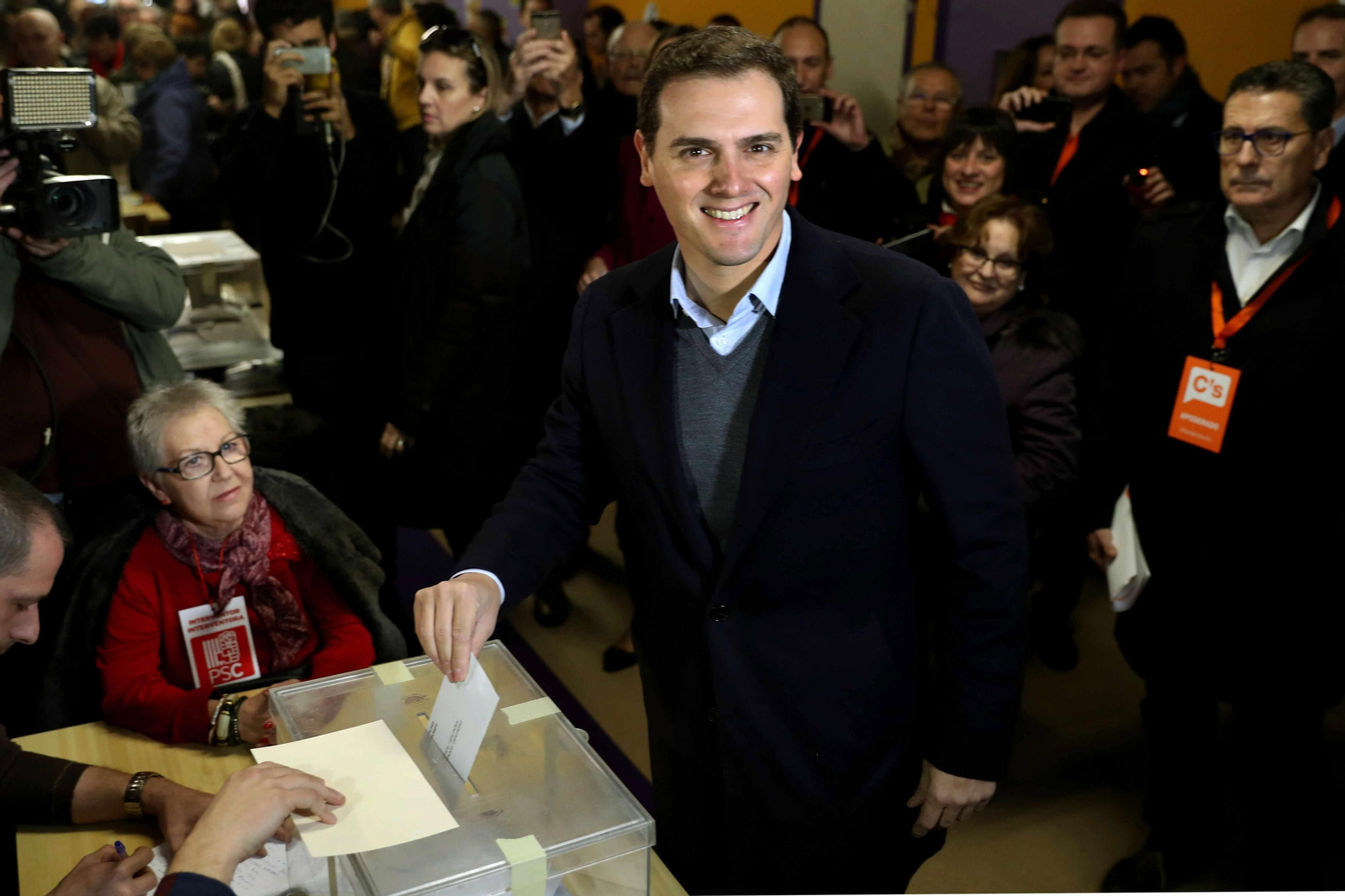 El presidente de Ciudadanos Albert Rivera, deposita su voto