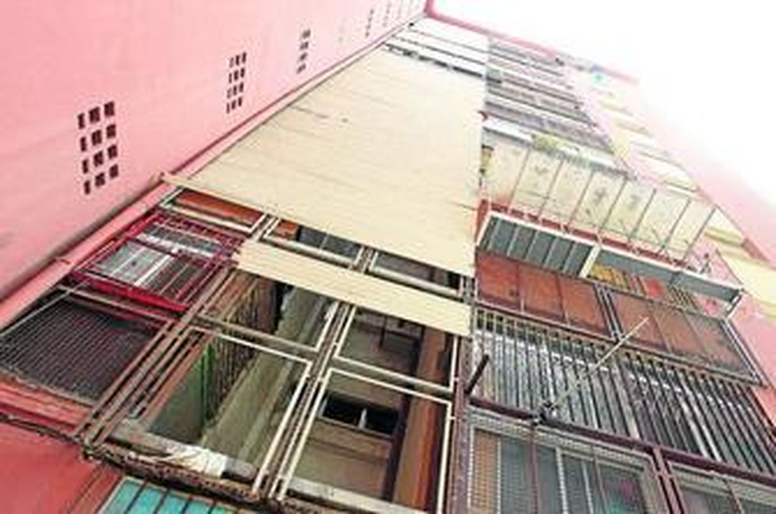 La fachada de uno de los bloques de Bellavista, con numerosos desperfectos.