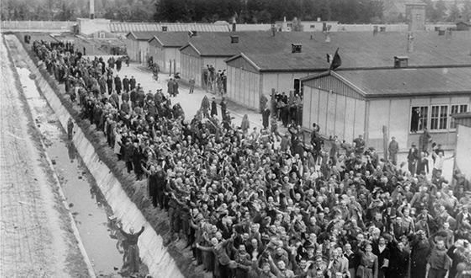 Prisioneros de Dachau dando la bienvenida a sus libertadores en 1945.