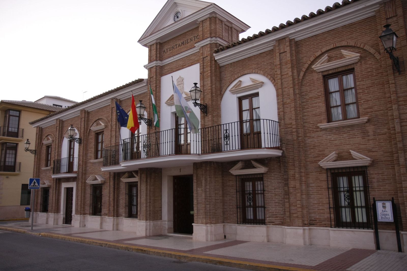 El Ayuntamiento de Sierra de Yeguas.