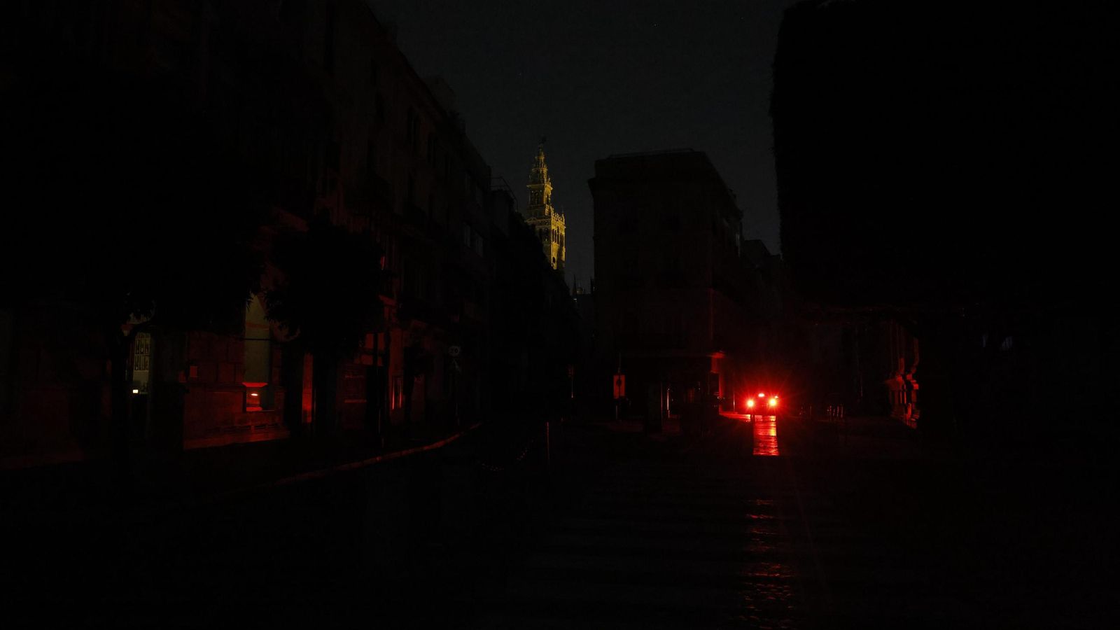 La Giralda, en penumbra, desde la Plaza de San Francisco.