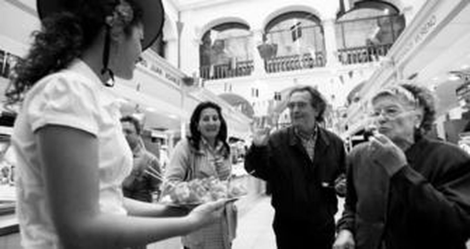 María Almenara ofrece hortalizas y encurtidos a varios clientes del mercado.