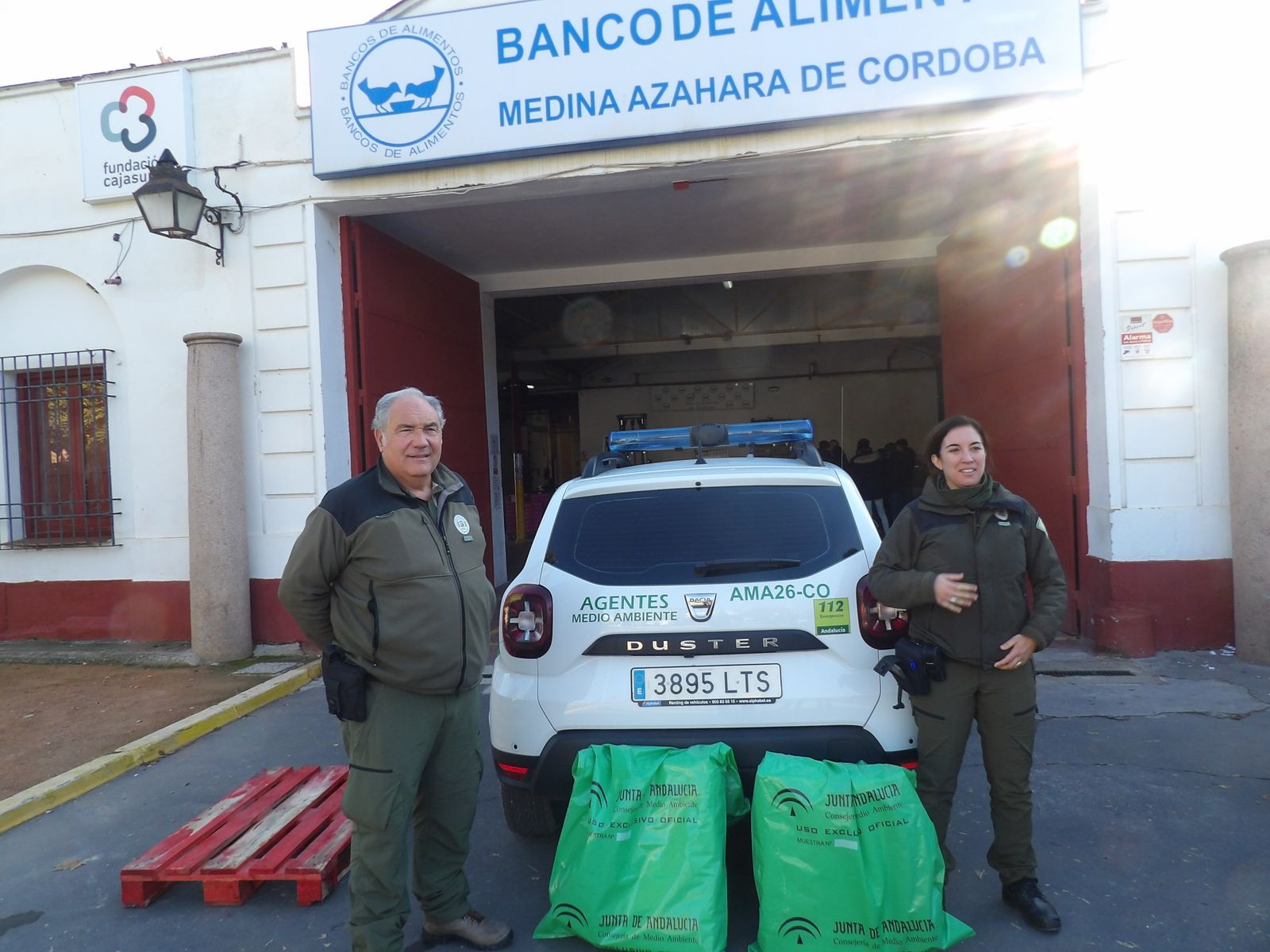 Agentes de Medio Ambiente entregan la donación en el Banco de Alimentos.