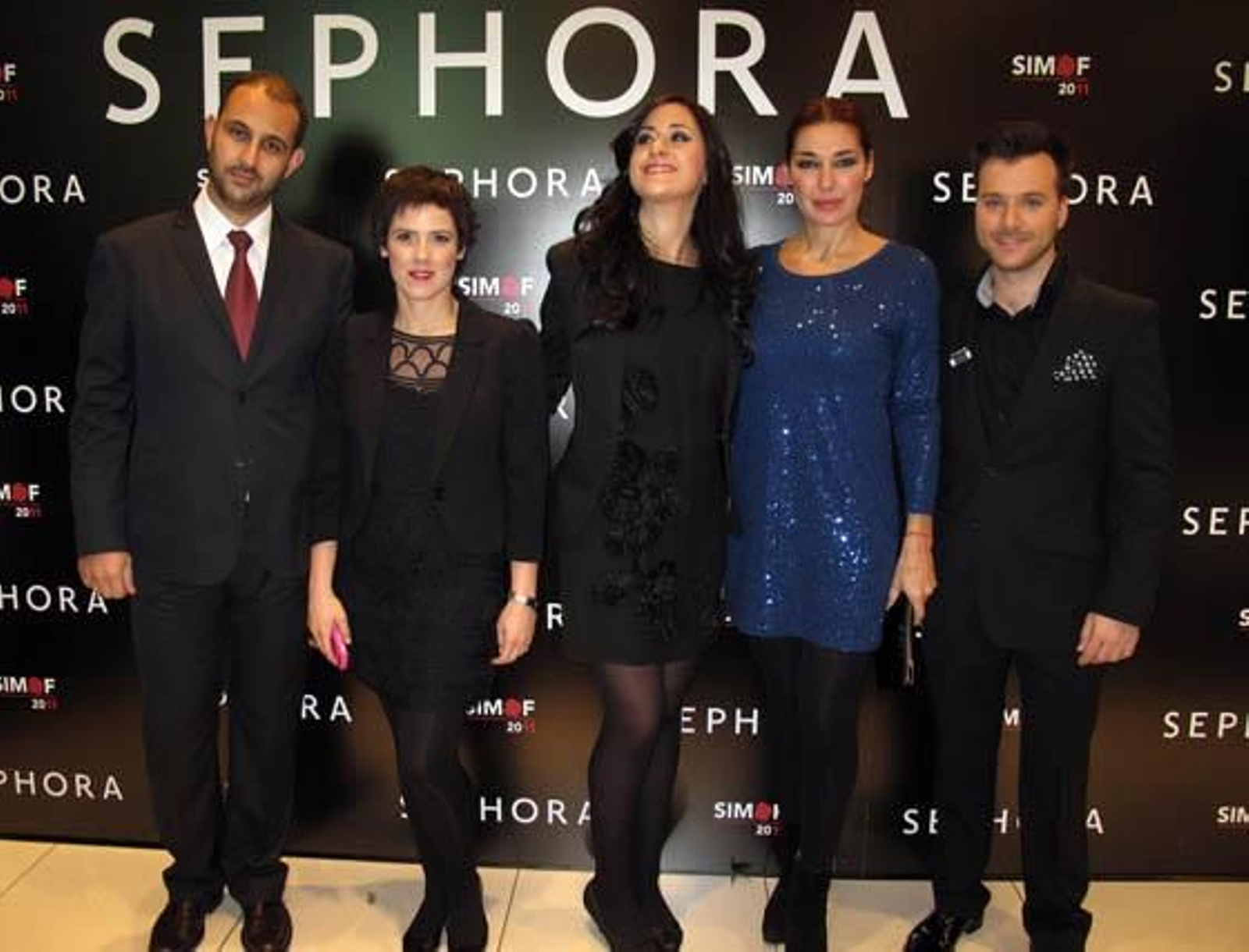 La modelo y empresaria Raquel Revuelta, con el equipo de Sephora: Luis Jiménez, director comercial; Beatriz Torres, directora de Comunicación; Clara del Río (Eventos) y David Delgado, director de la tienda de Sevilla.

Foto: Victoria Ramírez