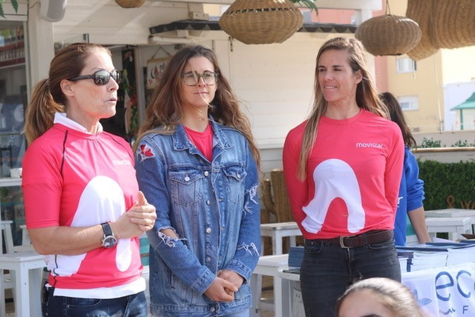 Theresa Zabell, Gisela Pulido y Marina Alabau, en la playa de Los Lances