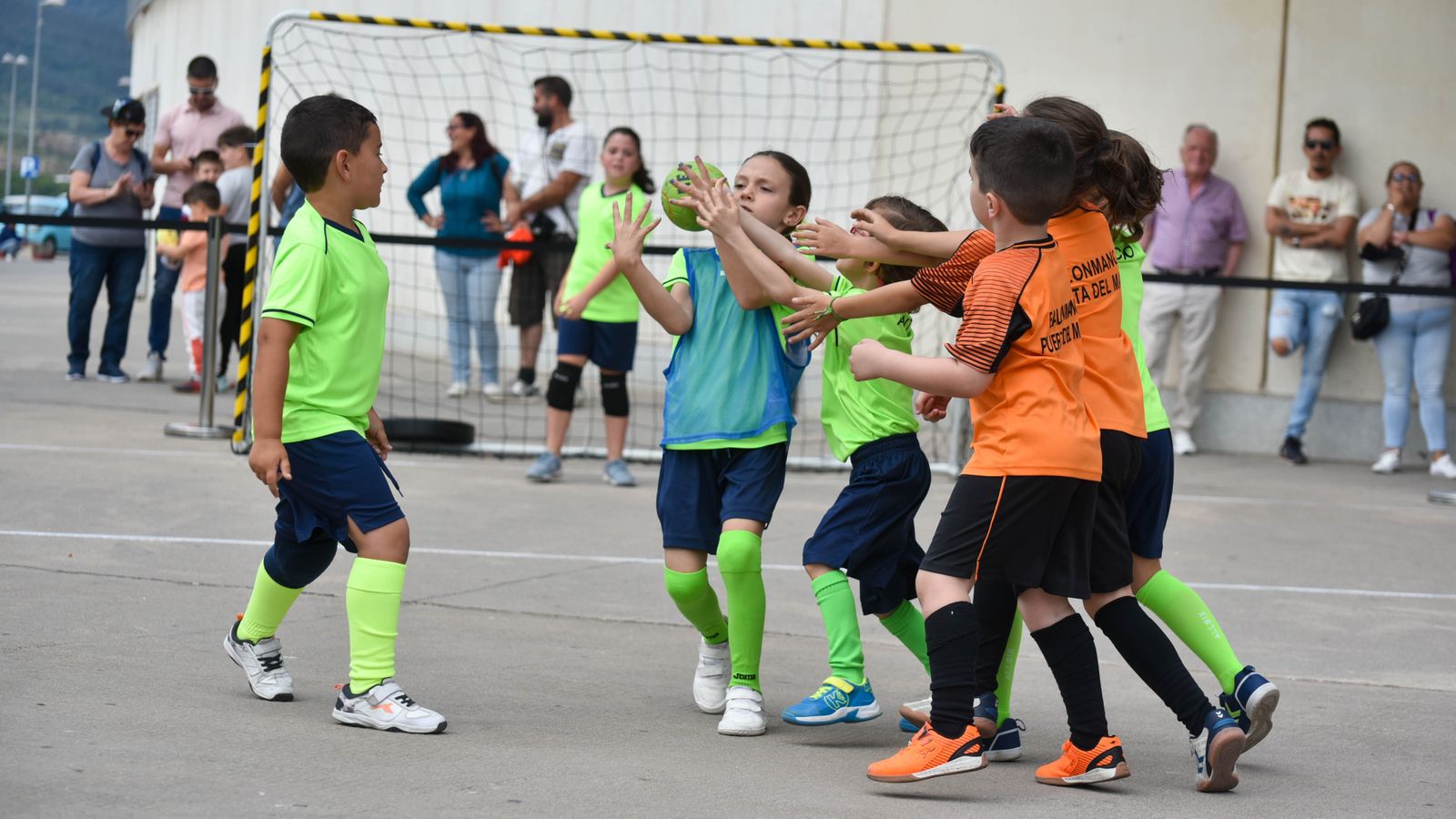 Las fotos de la I jornada de minibalonmano en el Puerta Europa de Algeciras