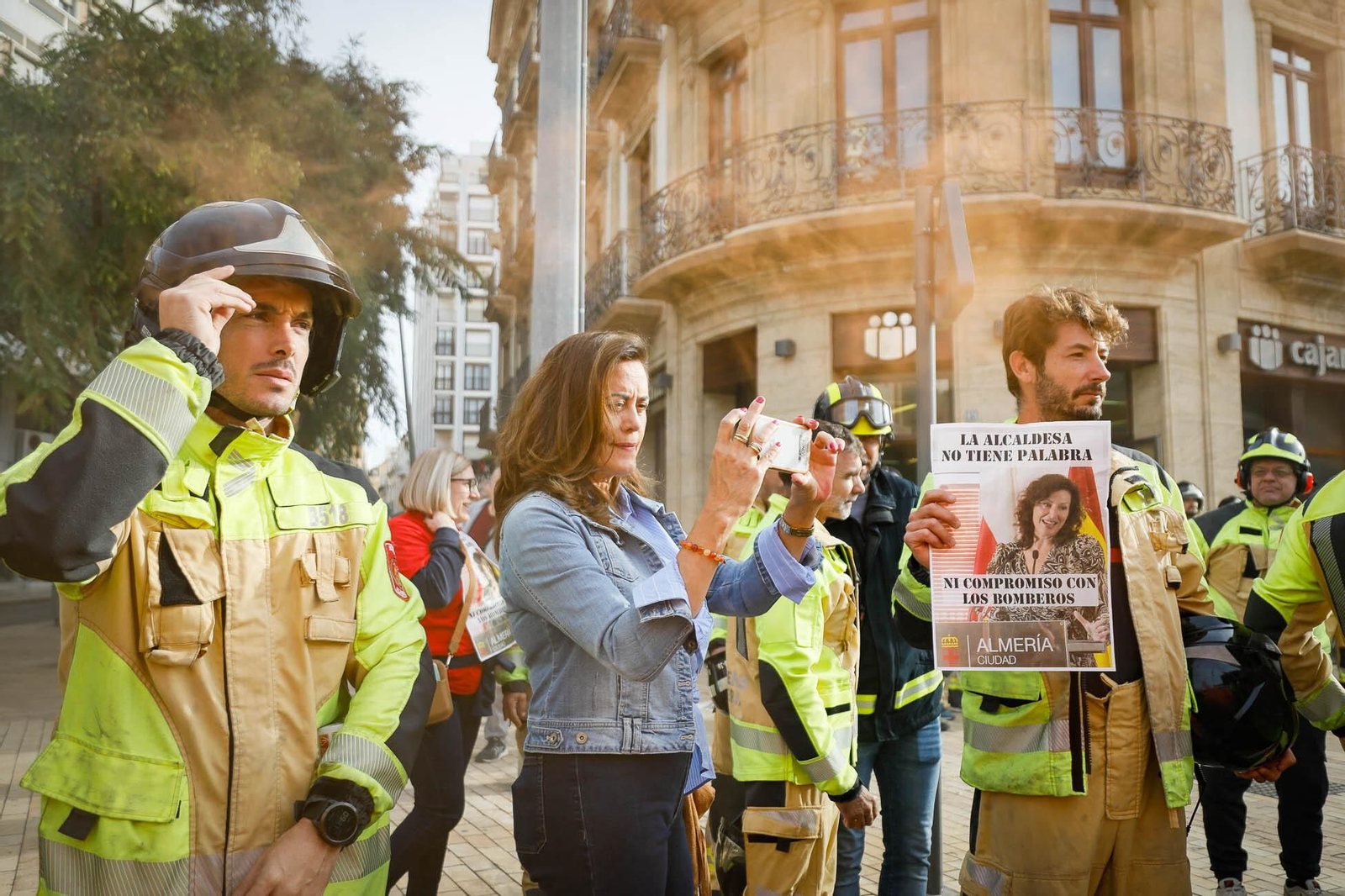 Imágenes de la manifestación de bomberos en Almería