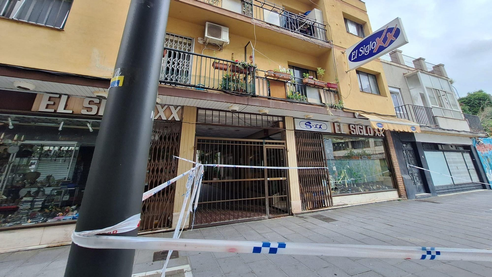Parte de la fachada de un edificio en la calle Tarifa se viene abajo durante el fin de semana y obliga a vallar la calle.
