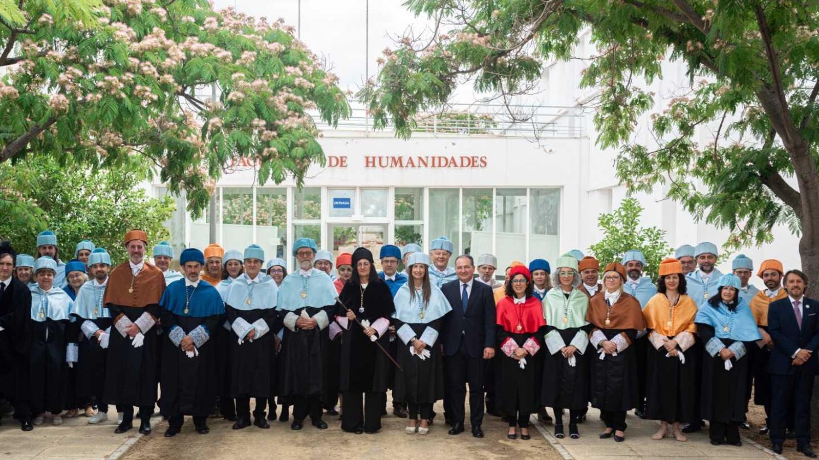 Foto de familia tras el acto de investidura de Rodrigo de Balbín Behrmann como Doctor Honoris Causa por la UHU.